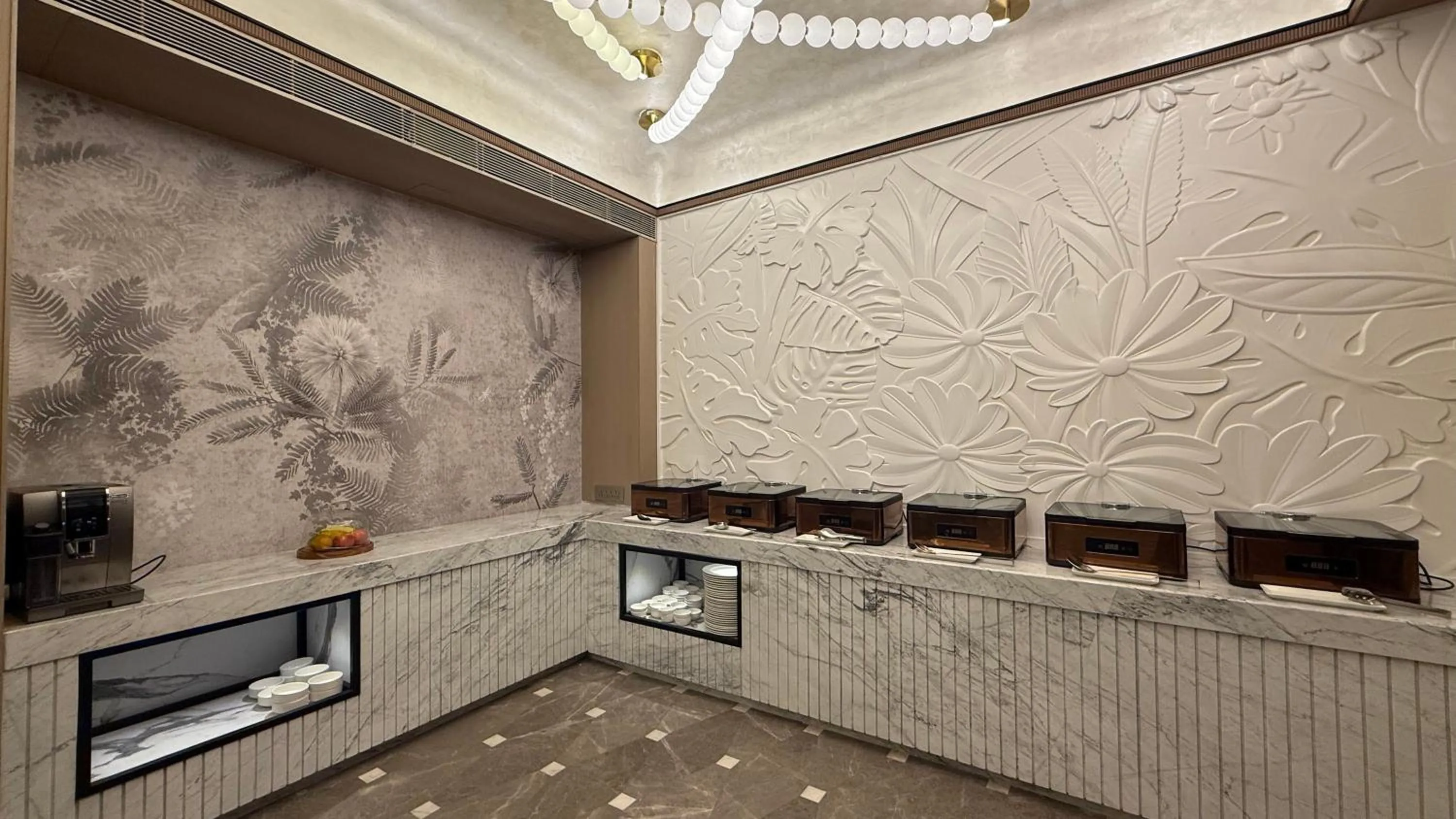 Restaurant/places to eat in Dragonfly Hotel - The Art Hotel