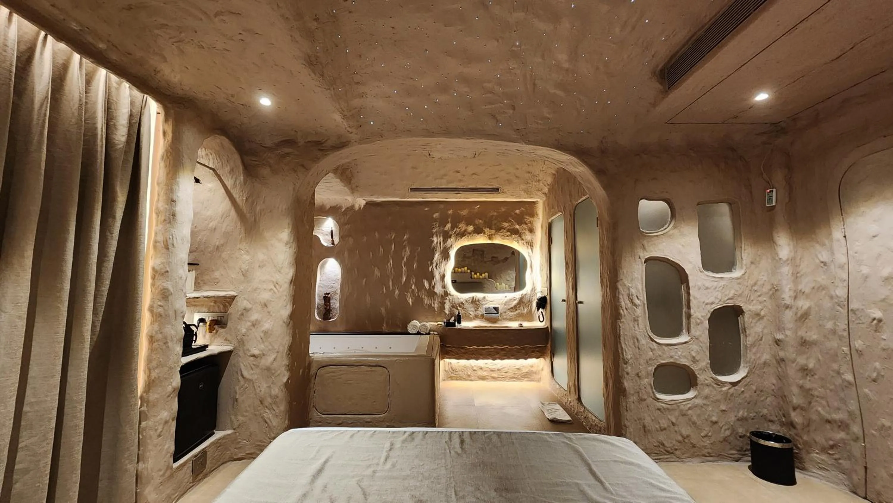 Photo of the whole room, Bed in Dragonfly Hotel - The Art Hotel