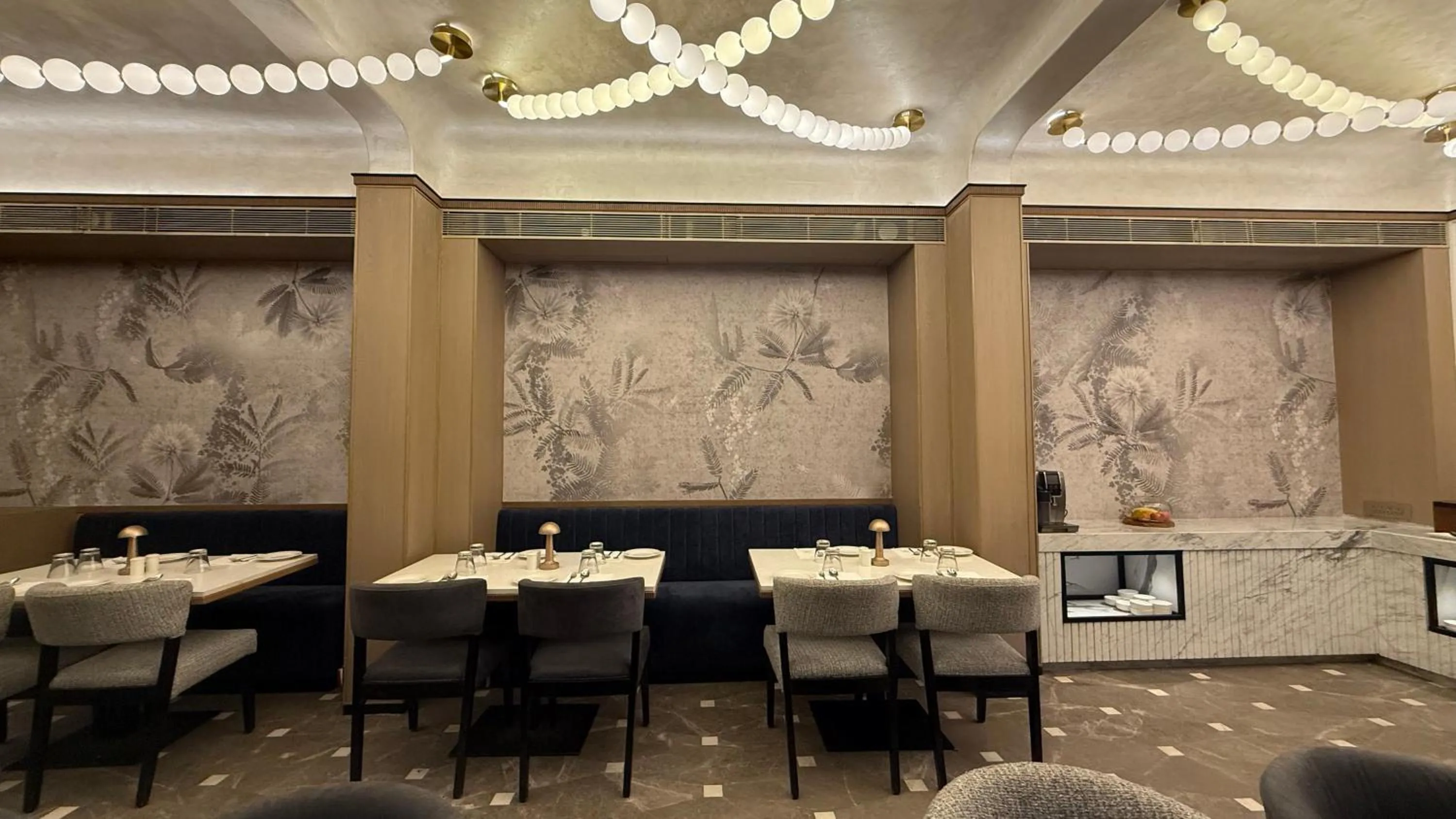 Restaurant/places to eat in Dragonfly Hotel - The Art Hotel