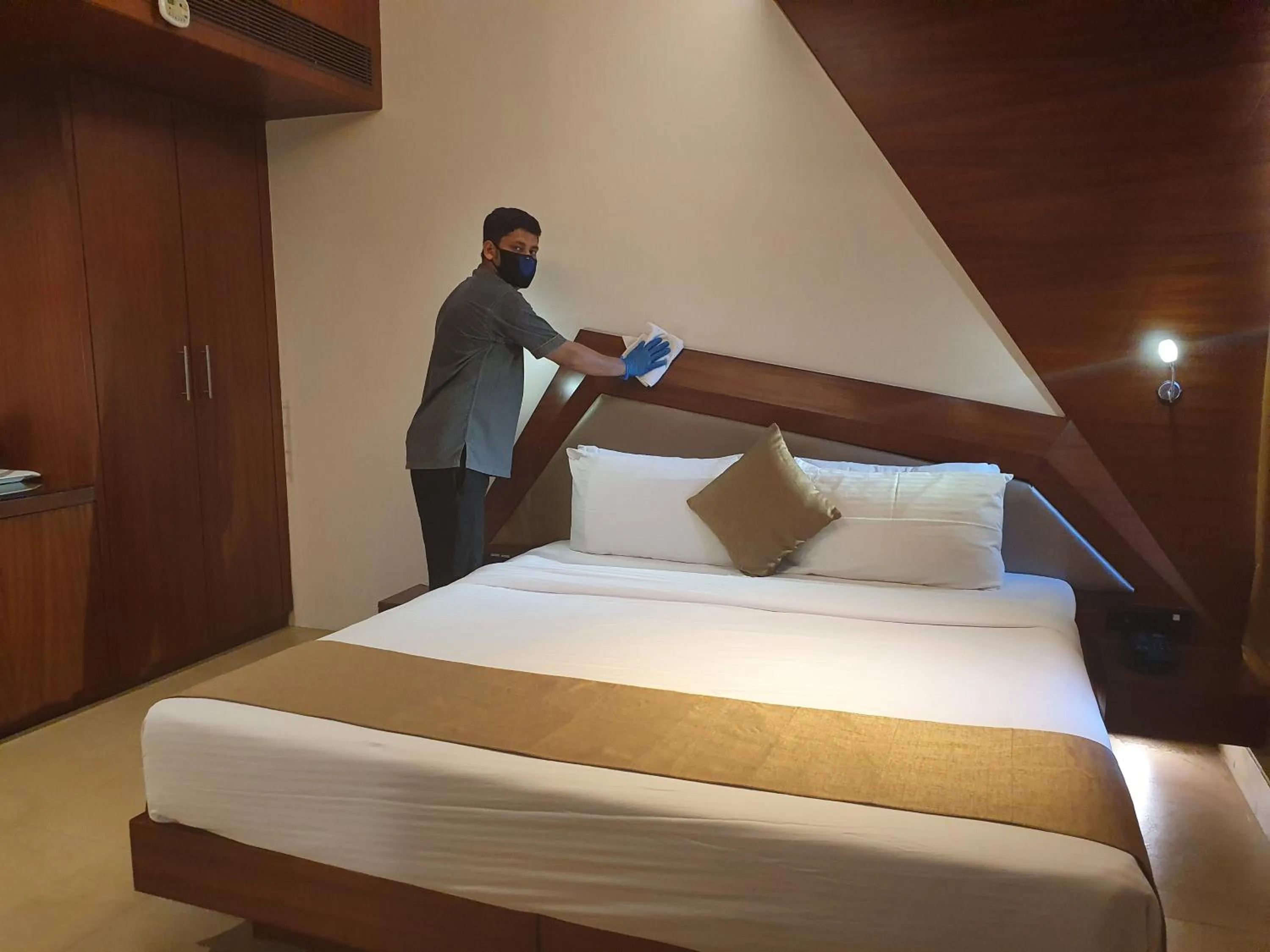 Staff, Bed in Dragonfly Hotel - The Art Hotel