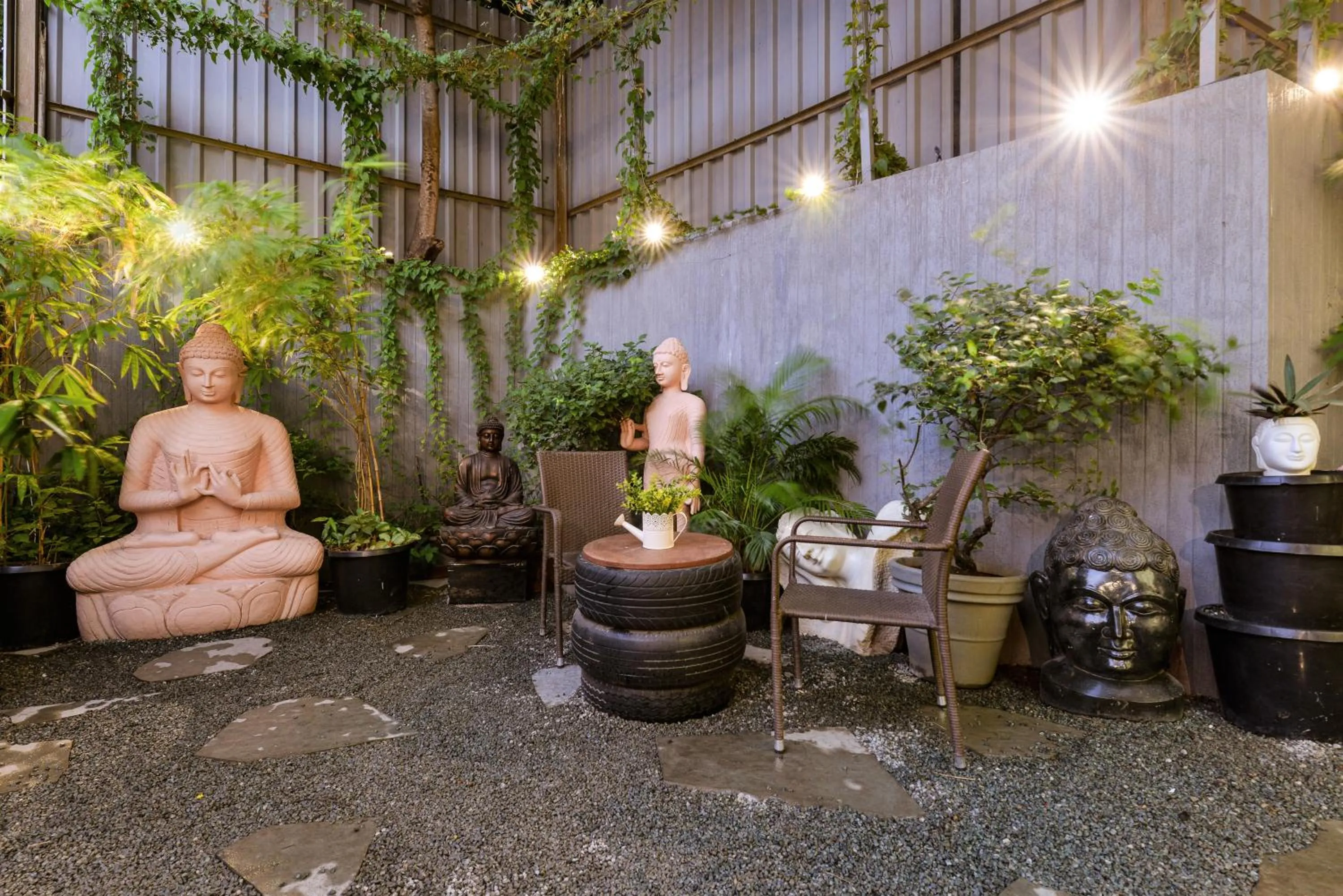 Restaurant/places to eat in Dragonfly Hotel - The Art Hotel