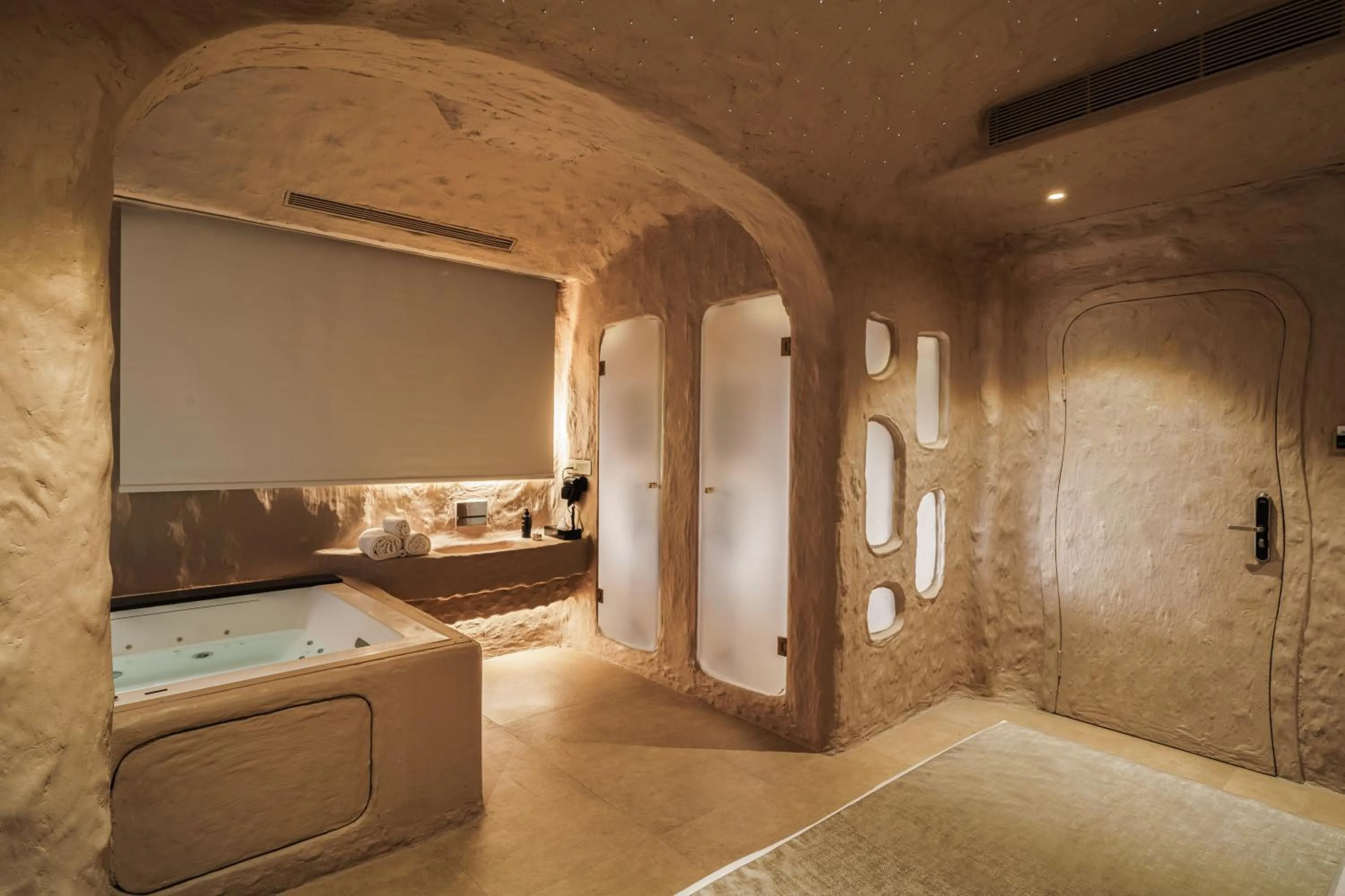 Bathroom, Bed in Dragonfly Hotel - The Art Hotel