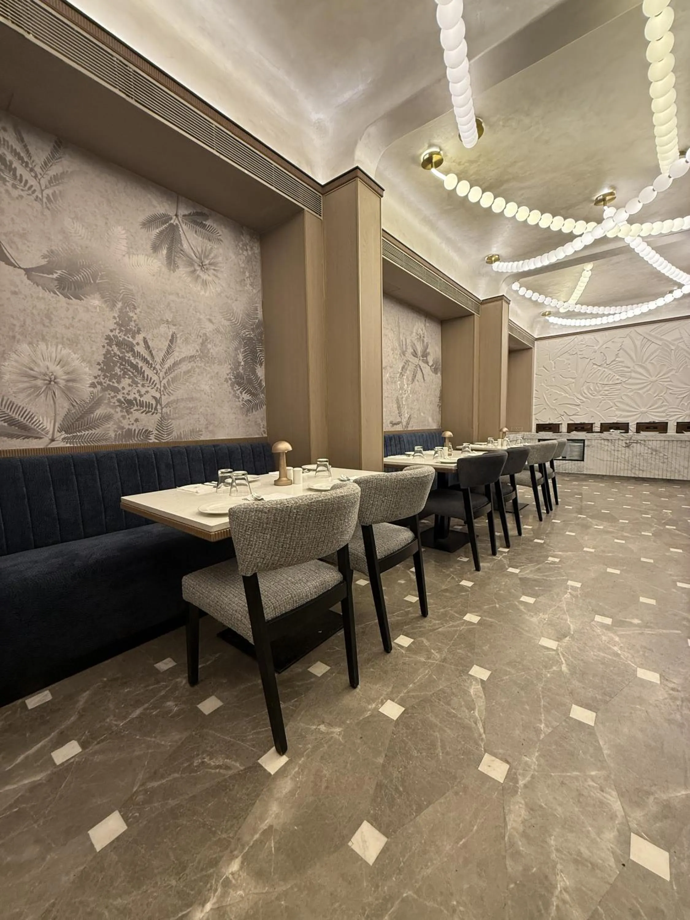 Restaurant/places to eat in Dragonfly Hotel - The Art Hotel