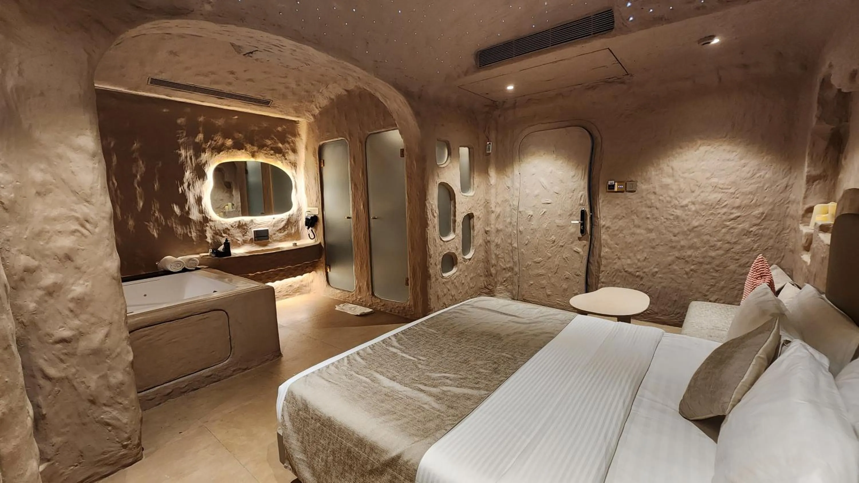 Bedroom, Bed in Dragonfly Hotel - The Art Hotel