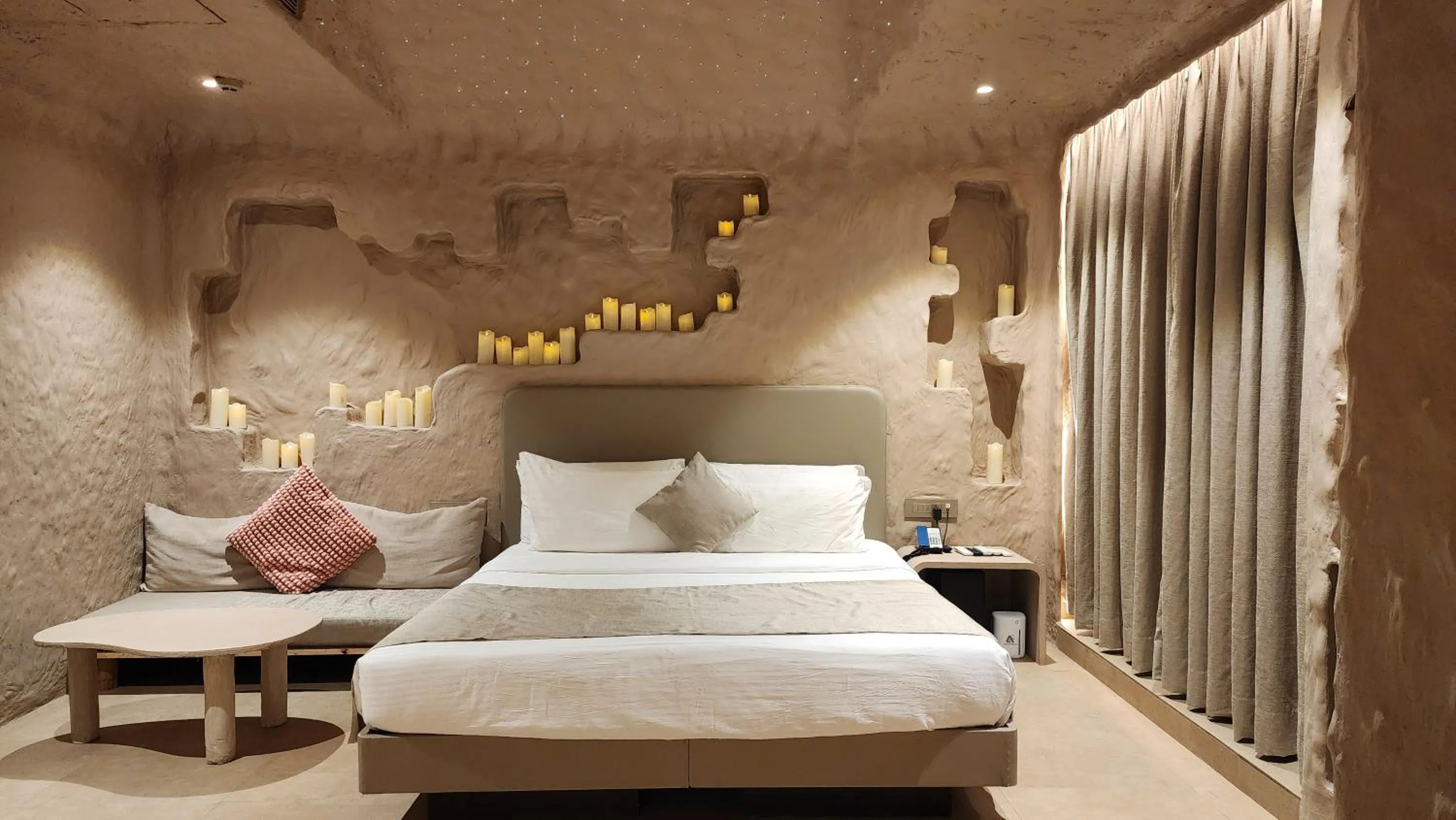 Bedroom, Bed in Dragonfly Hotel - The Art Hotel