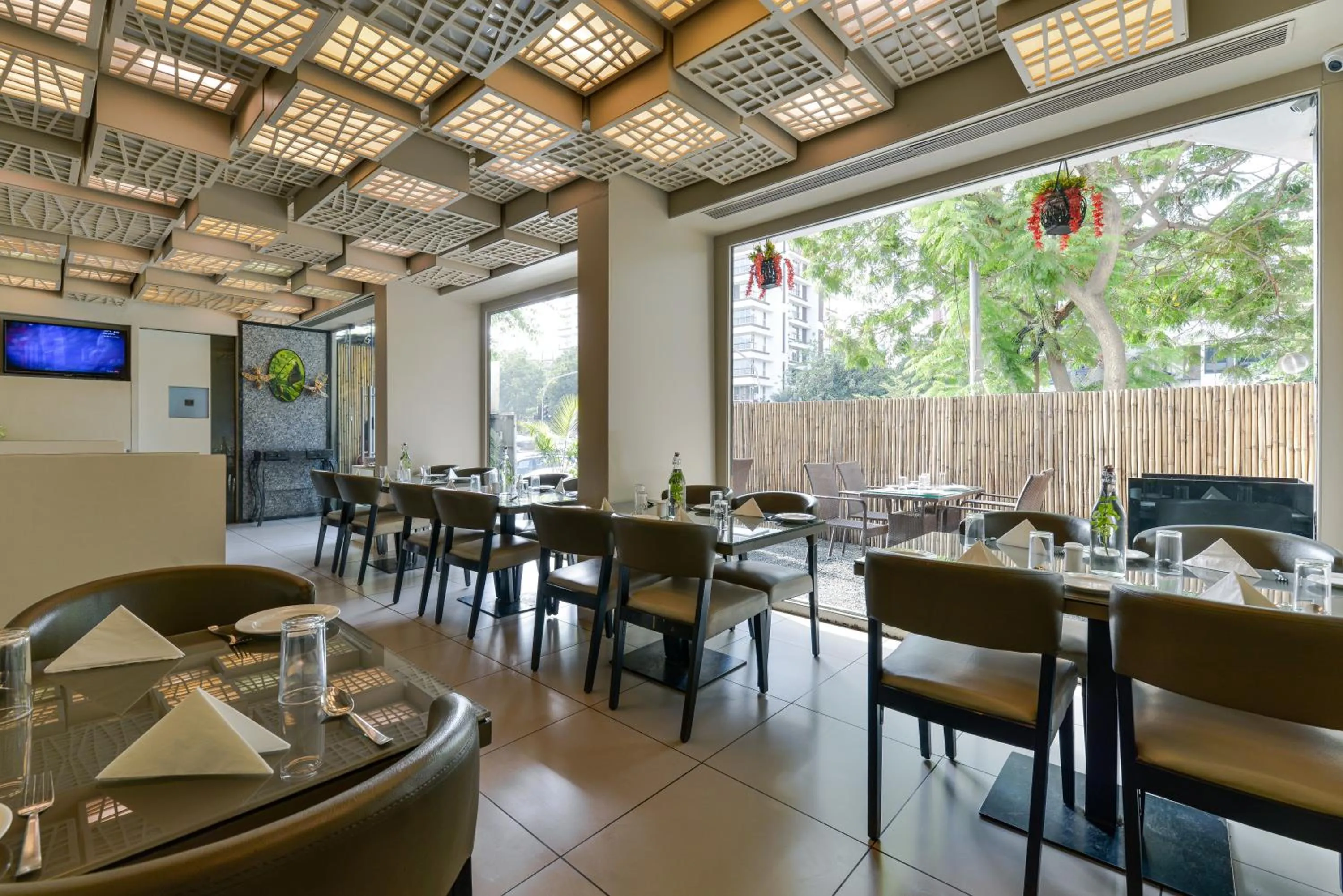 Restaurant/places to eat in Dragonfly Hotel - The Art Hotel