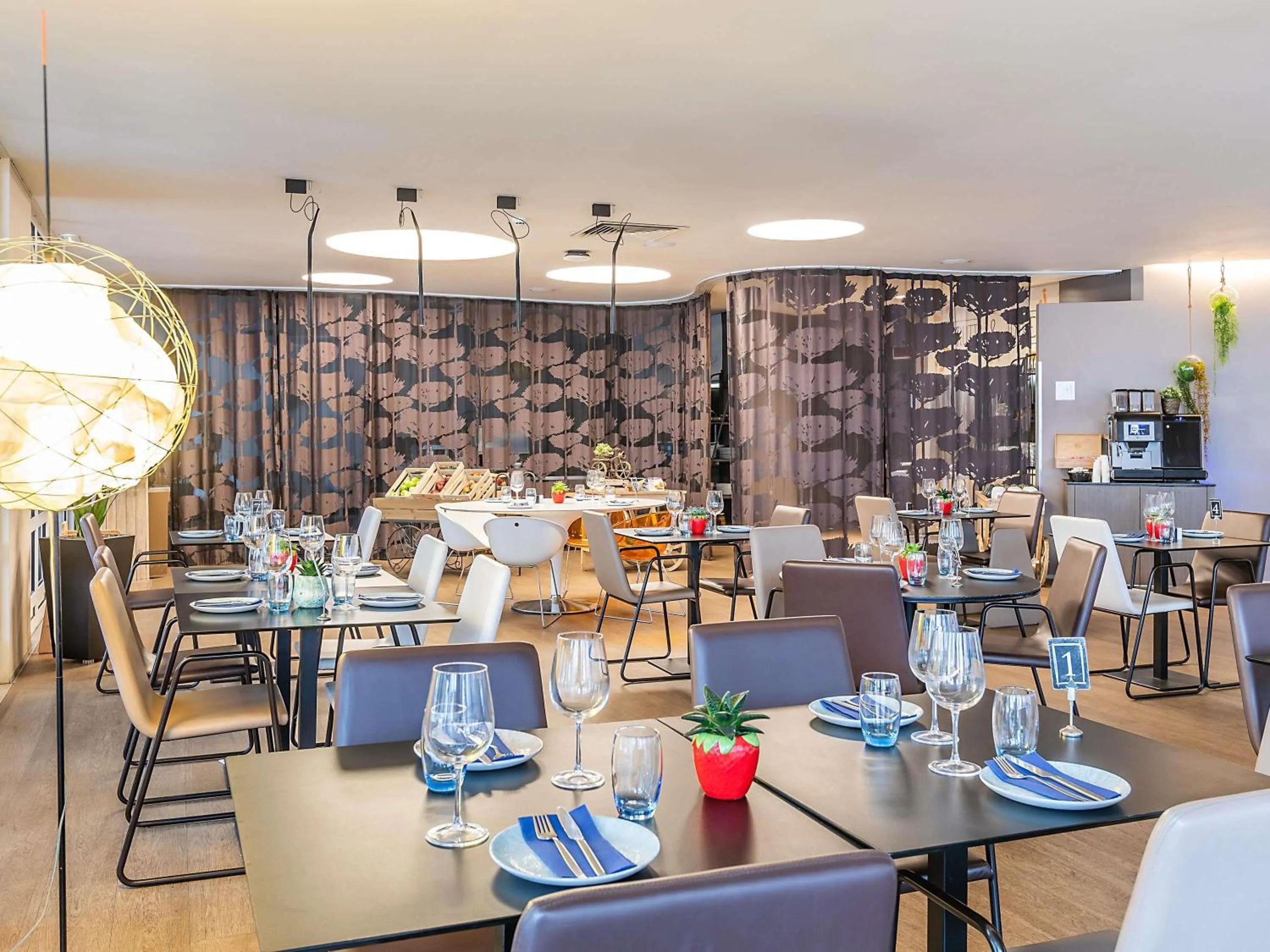Restaurant/places to eat in Novotel Setubal
