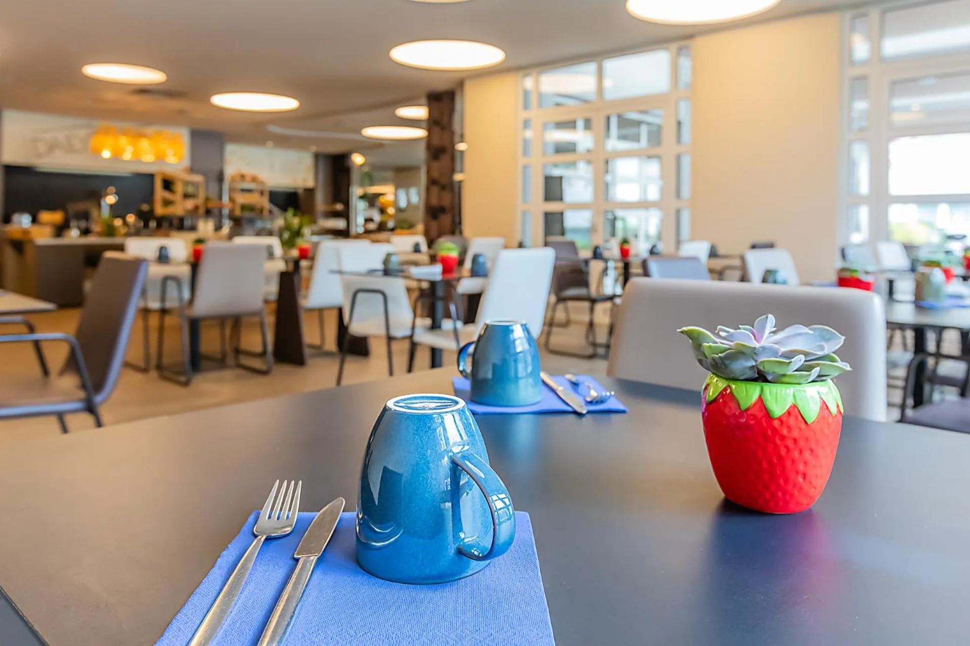 Restaurant/places to eat in Novotel Setubal