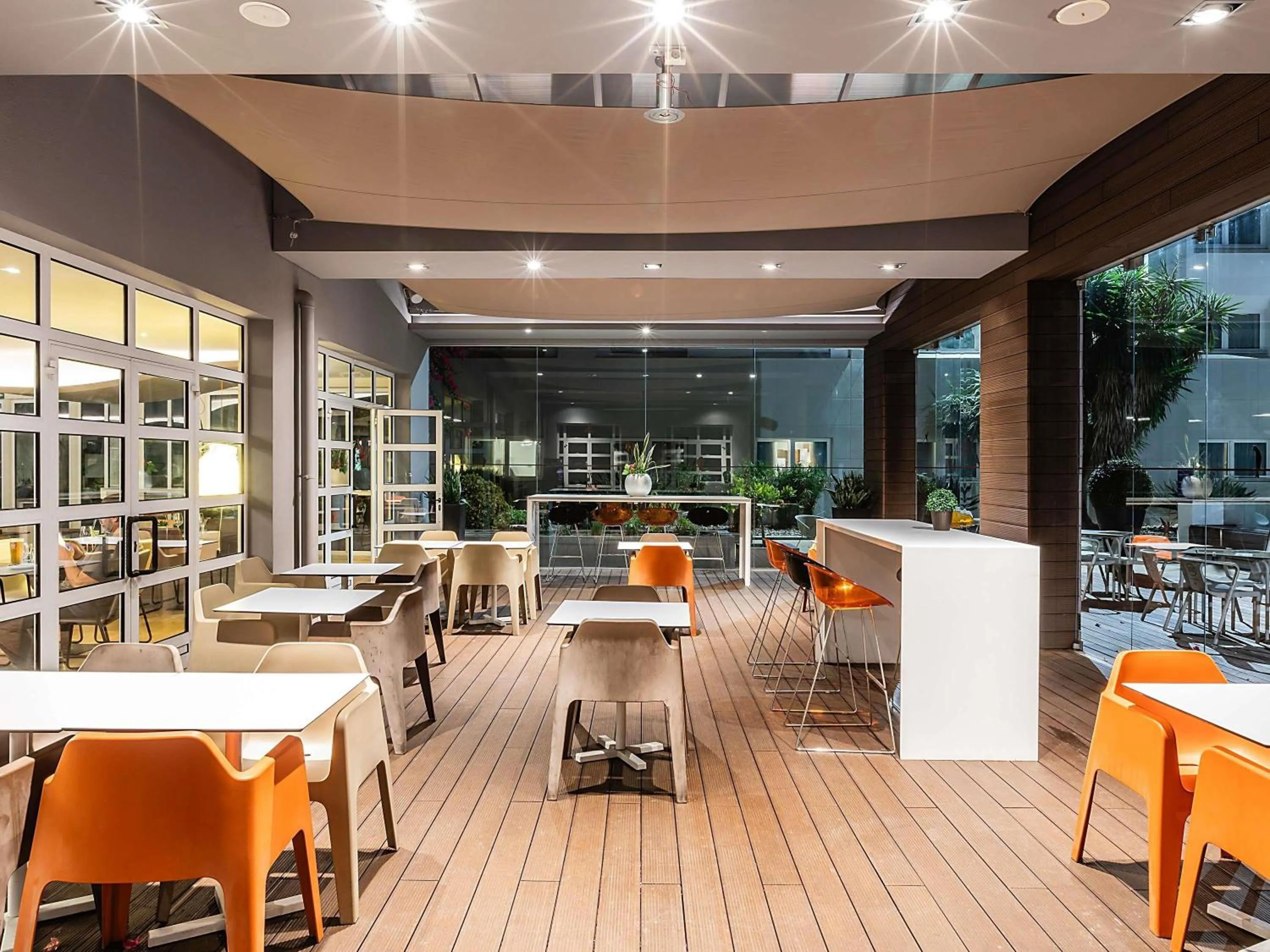 Restaurant/places to eat in Novotel Setubal