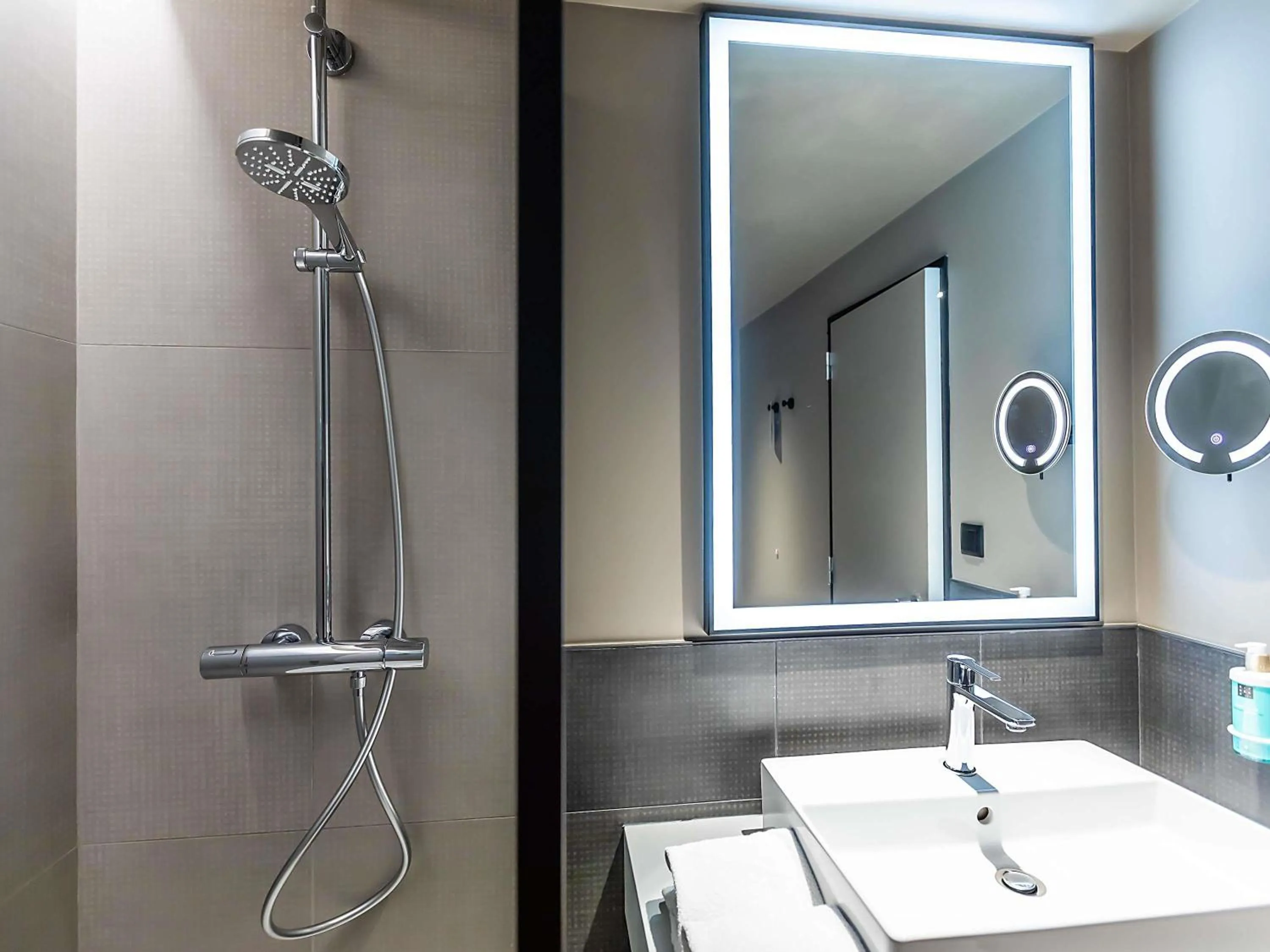 Bedroom in Novotel Setubal