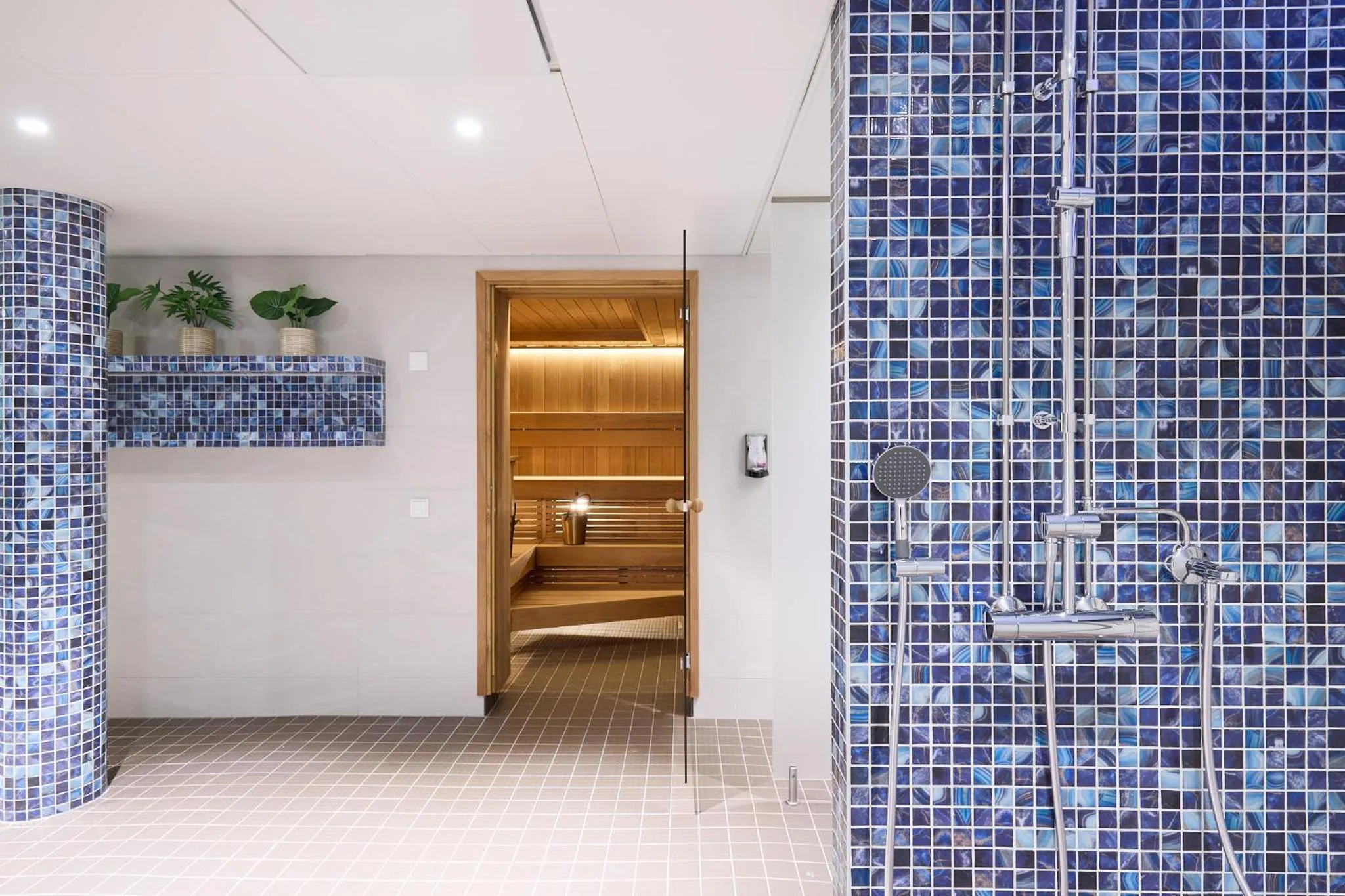 Swimming pool in Hostel Linnasmäki