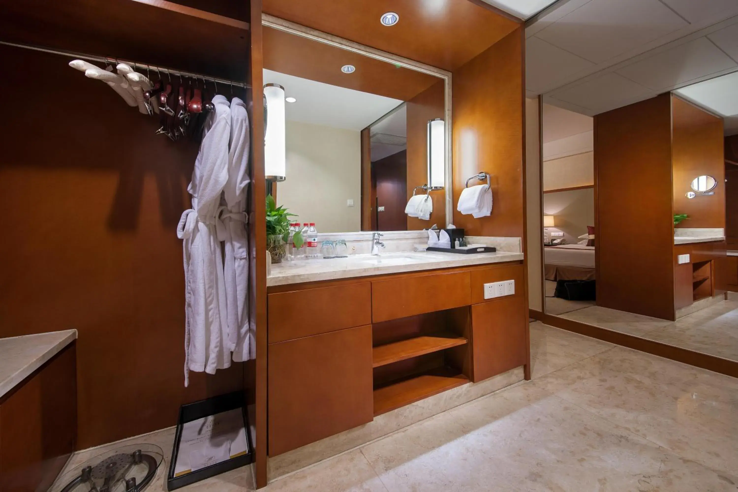 Deluxe Twin Room in Shanghai Yuehua Hotel Deluxe Twin Room in Shanghai Yuehua Hotel