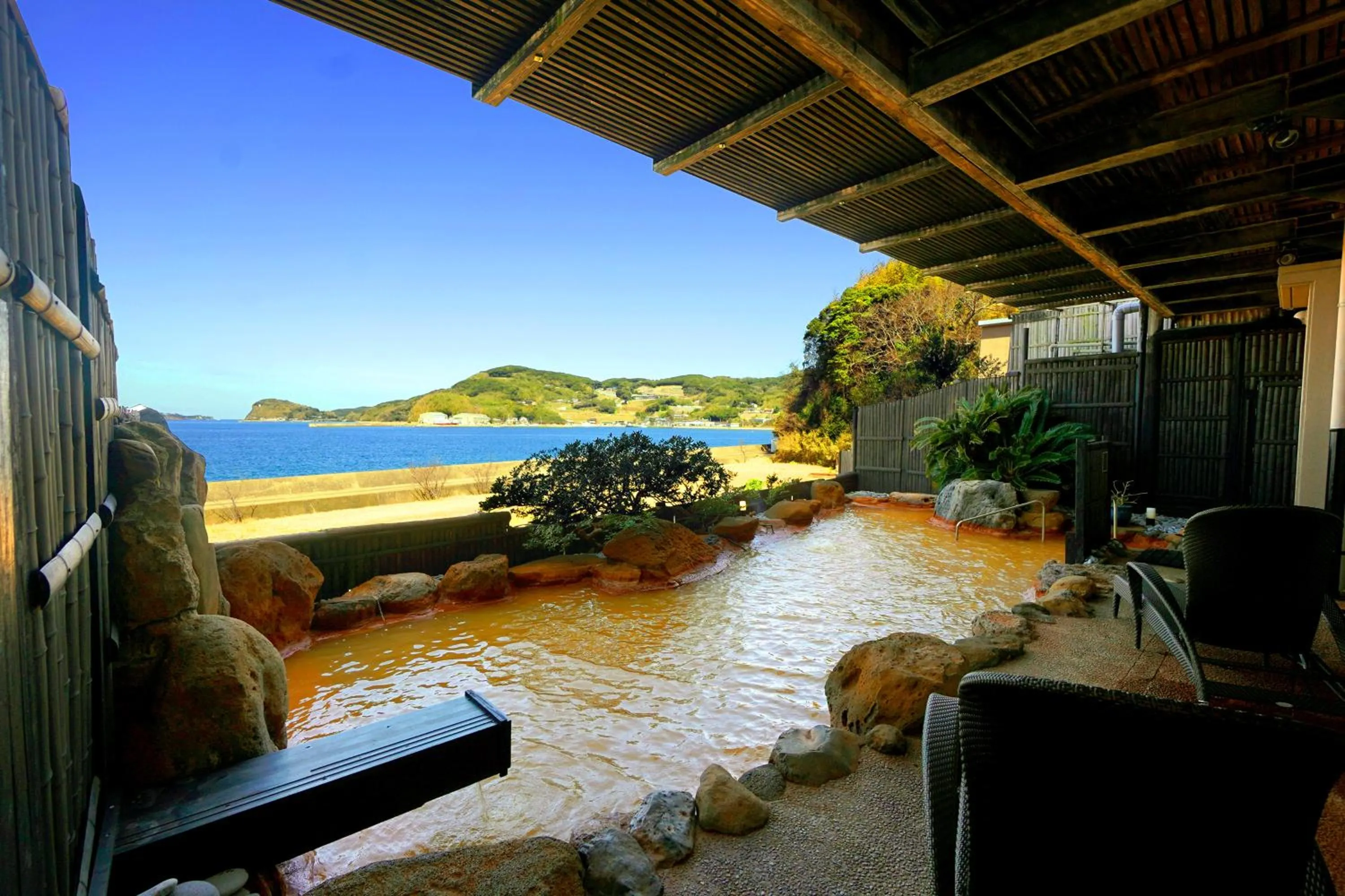 Hot Spring Bath in IKI RETREAT by Onko Chishin