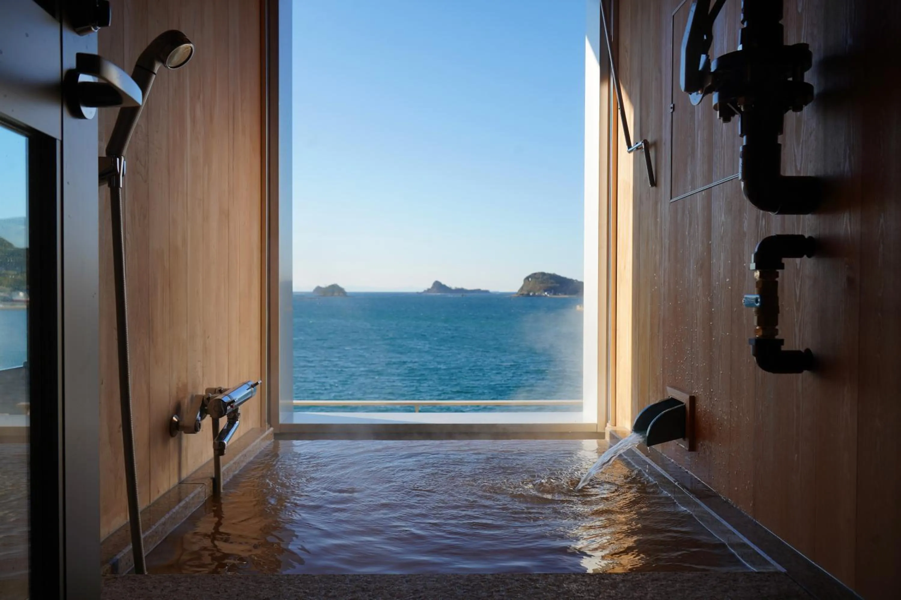 Hot Spring Bath in IKI RETREAT by Onko Chishin