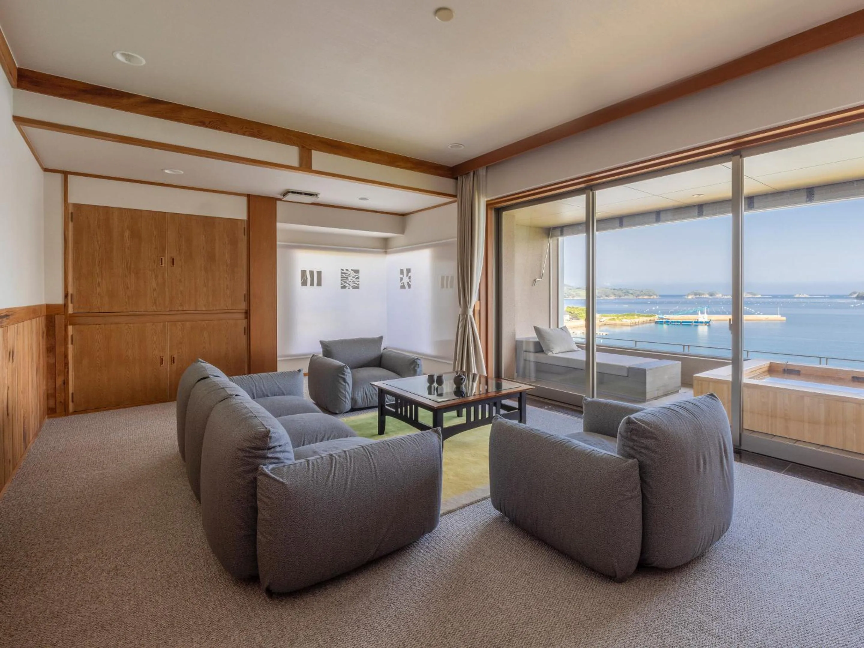 Living room in IKI RETREAT by Onko Chishin