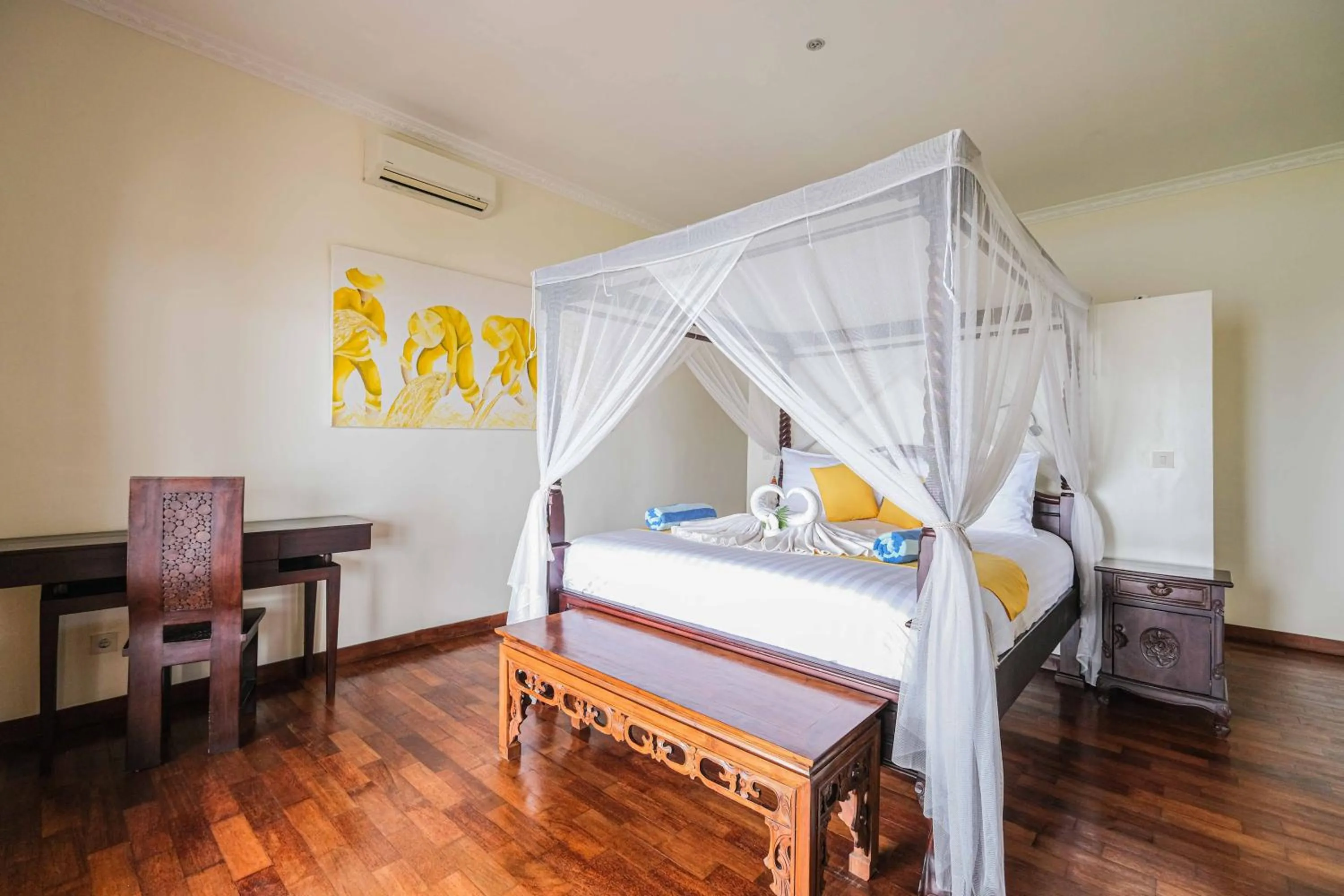 Bed in Poinciana Resort