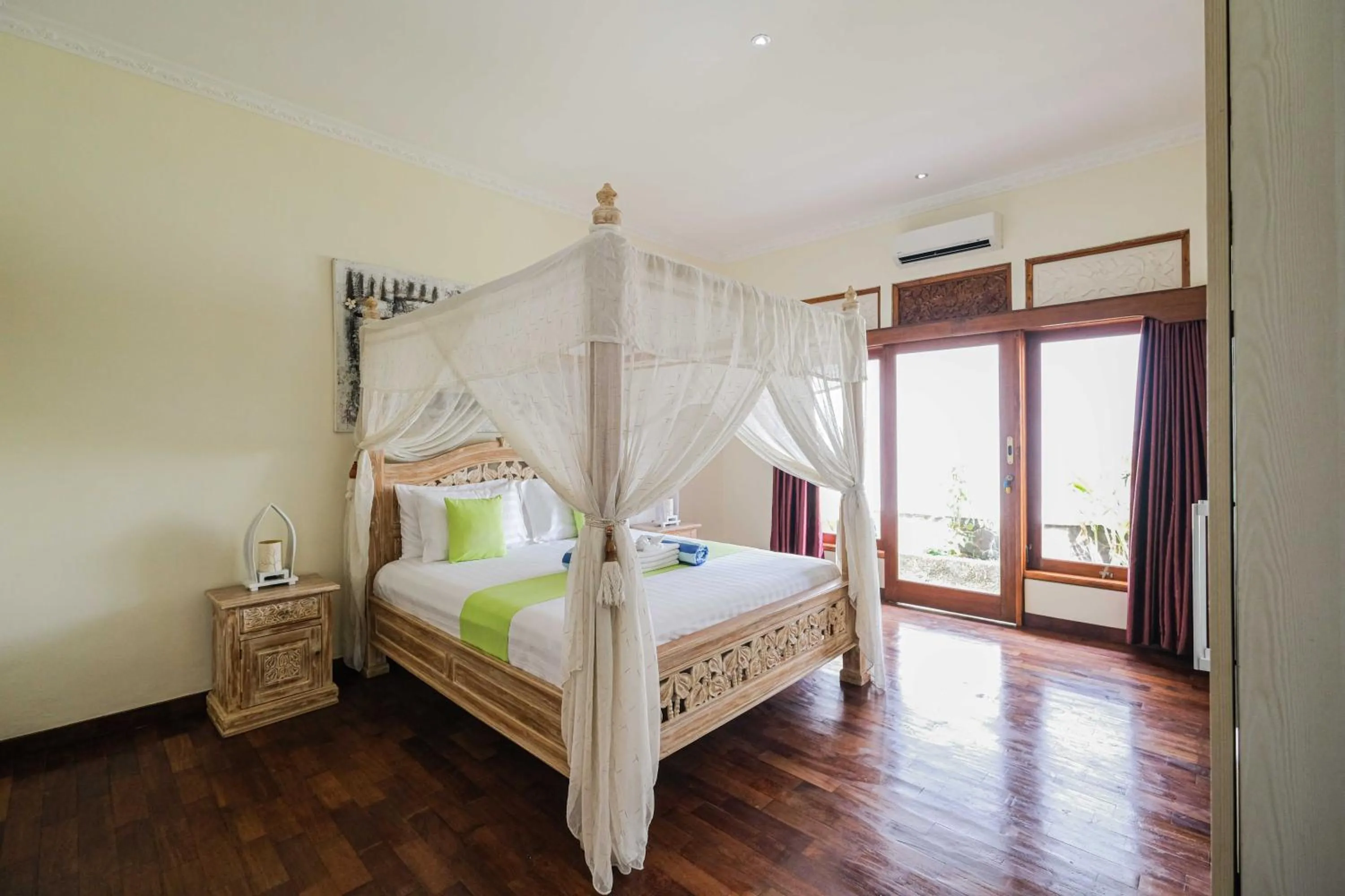 Bed in Poinciana Resort