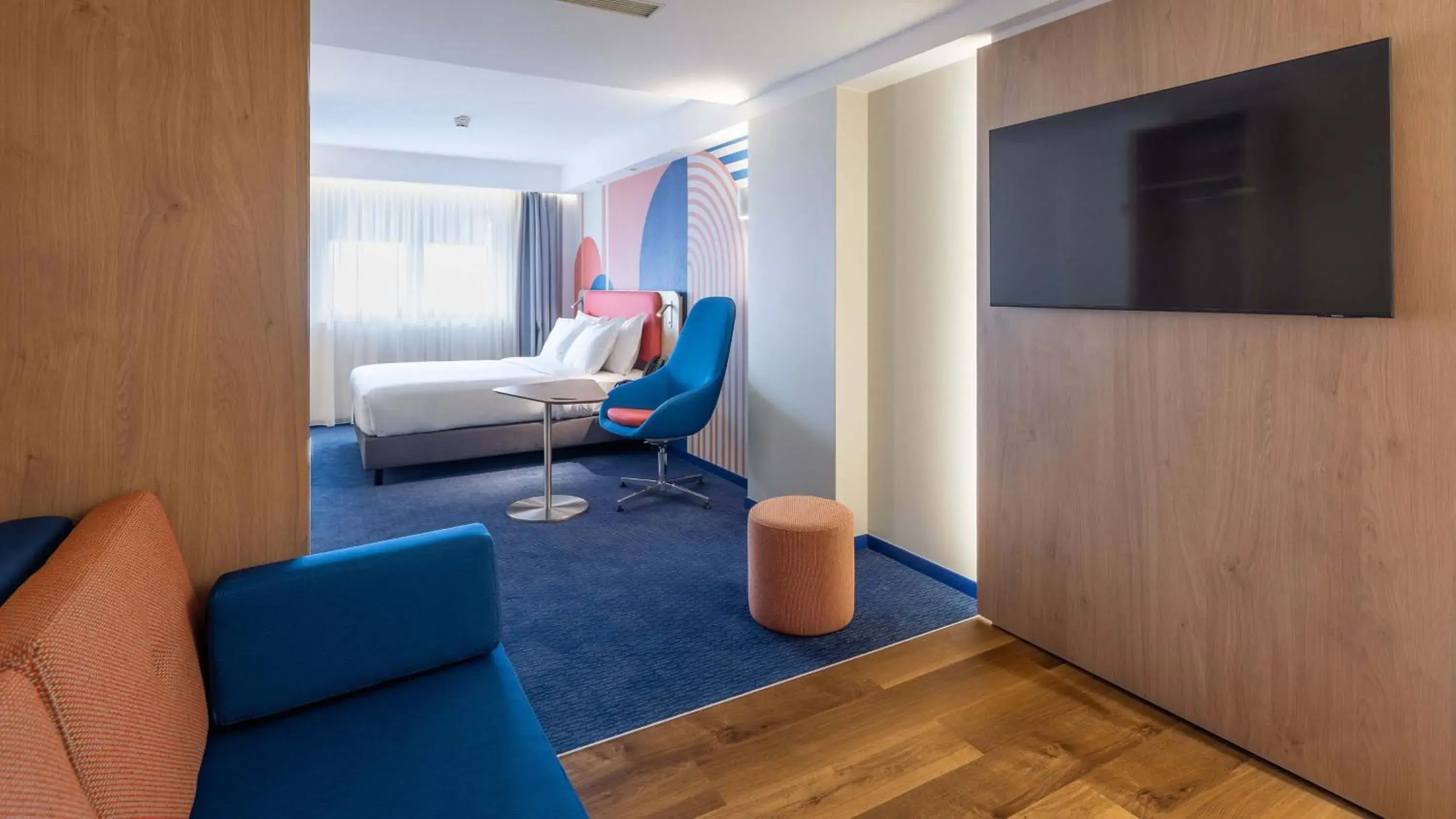 Photo of the whole room, Bed in Holiday Inn Express & Suites Lisbon - Príncipe Real by IHG Photo of the whole room, Bed in Holiday Inn Express & Suites Lisbon - Príncipe Real by IHG