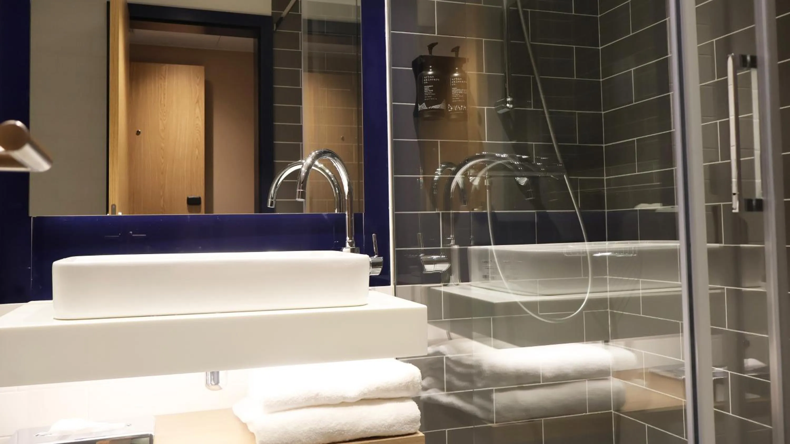 Bathroom in Holiday Inn Express & Suites Lisbon - Príncipe Real by IHG