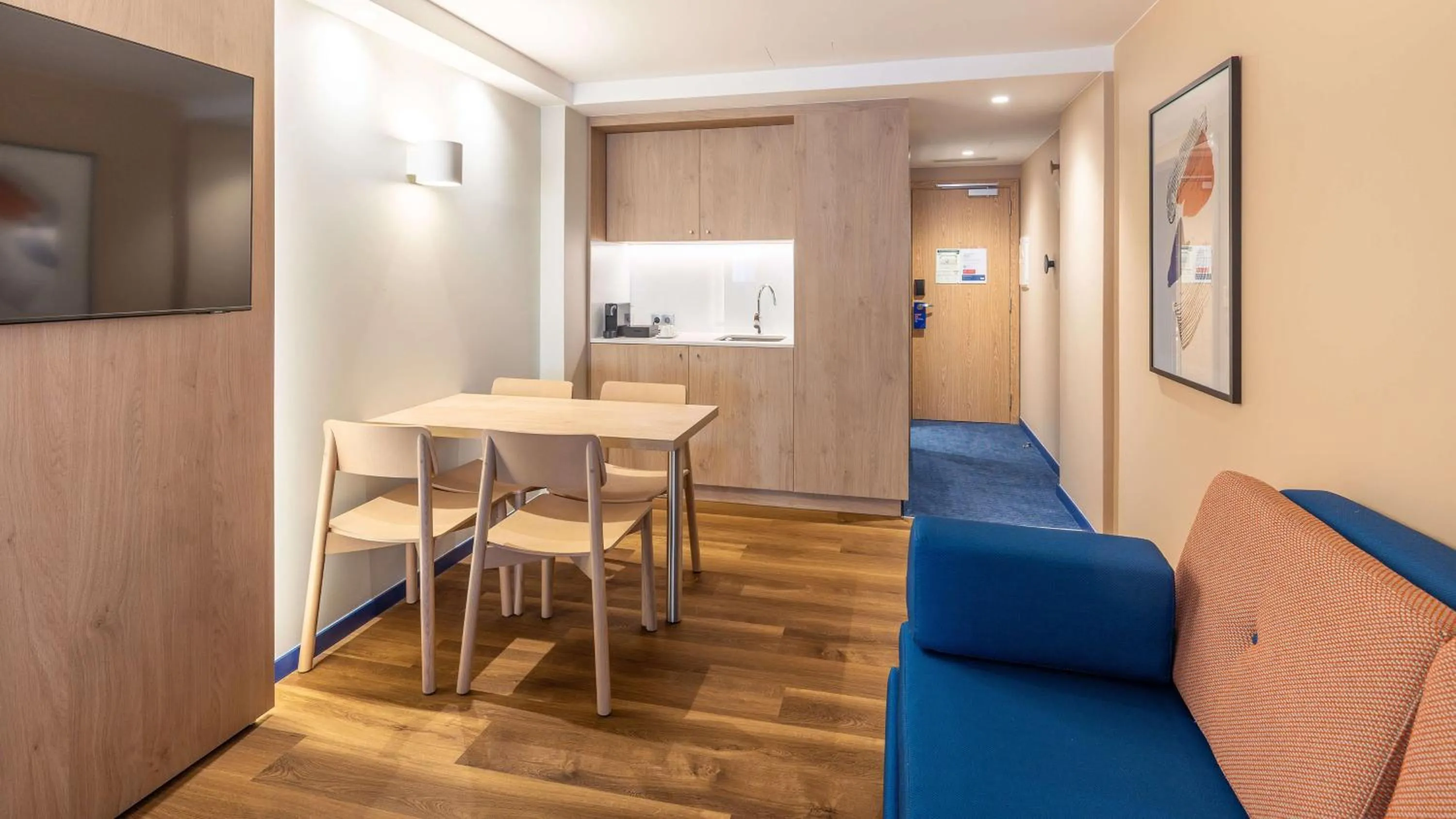 Photo of the whole room in Holiday Inn Express & Suites Lisbon - Príncipe Real by IHG