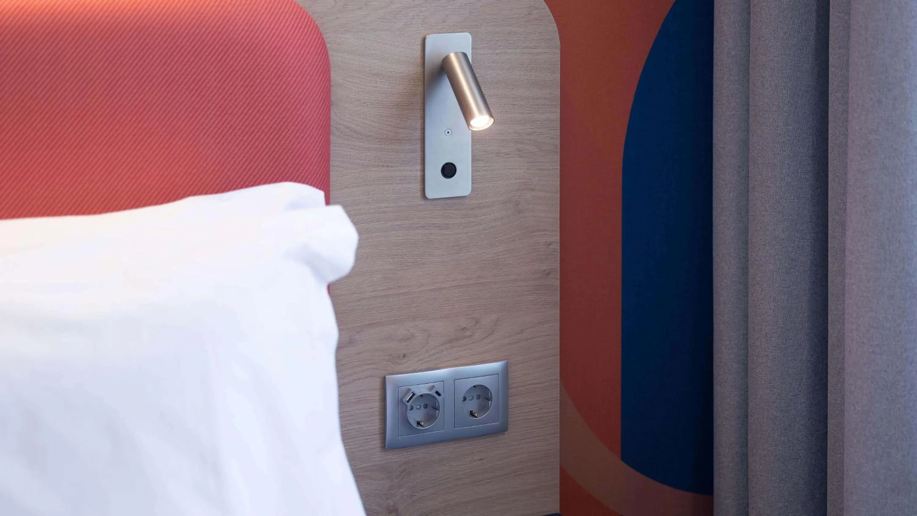 Photo of the whole room, Bed in Holiday Inn Express & Suites Lisbon - Príncipe Real by IHG