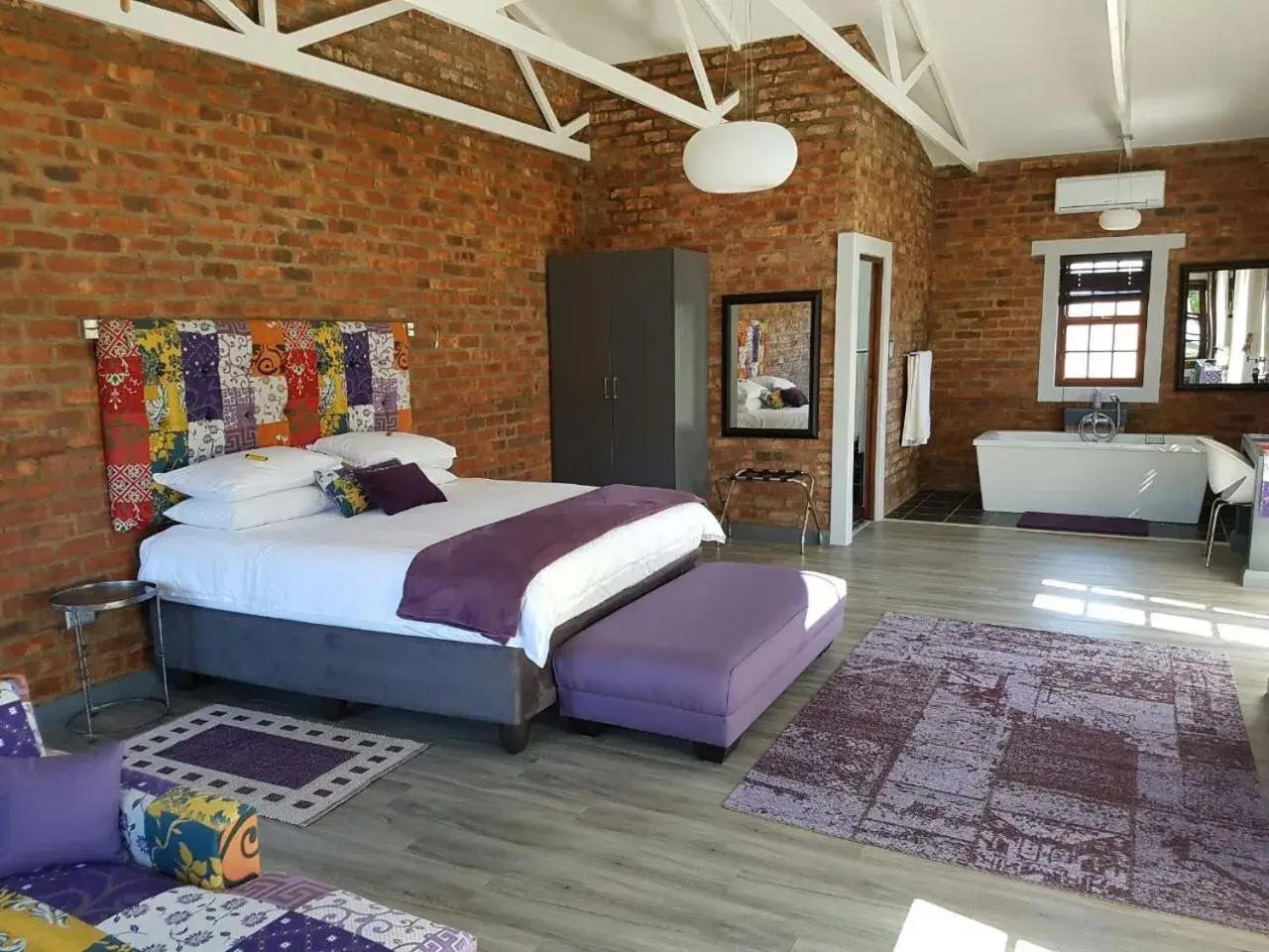 King Suite - single occupancy in Port Del Mar Guesthouse King Suite - single occupancy in Port Del Mar Guesthouse