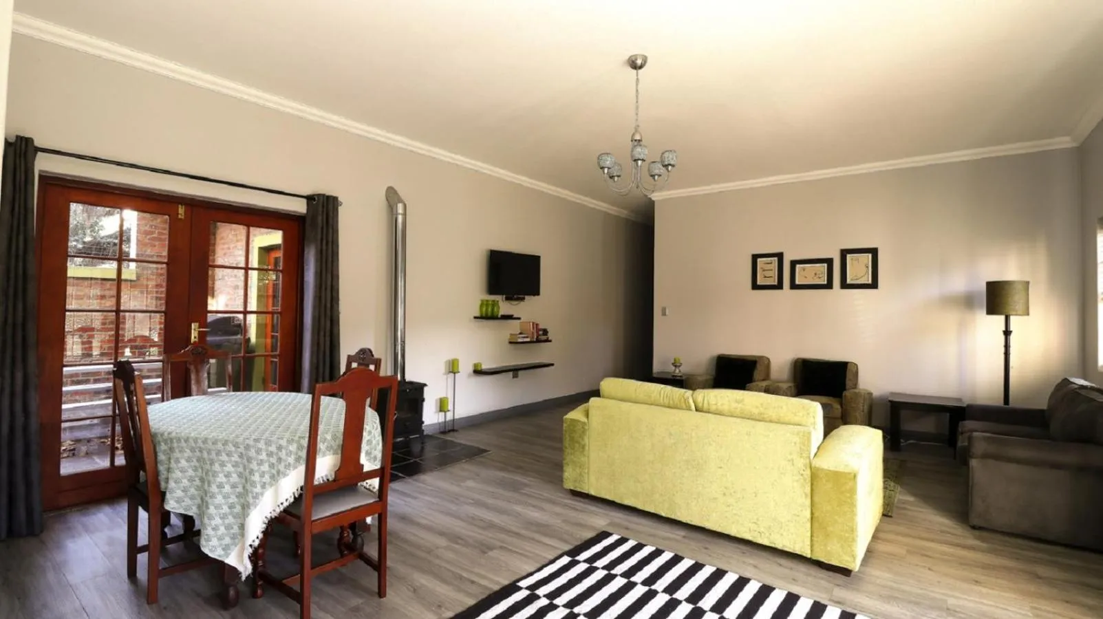 Dining area in Port Del Mar Guesthouse
