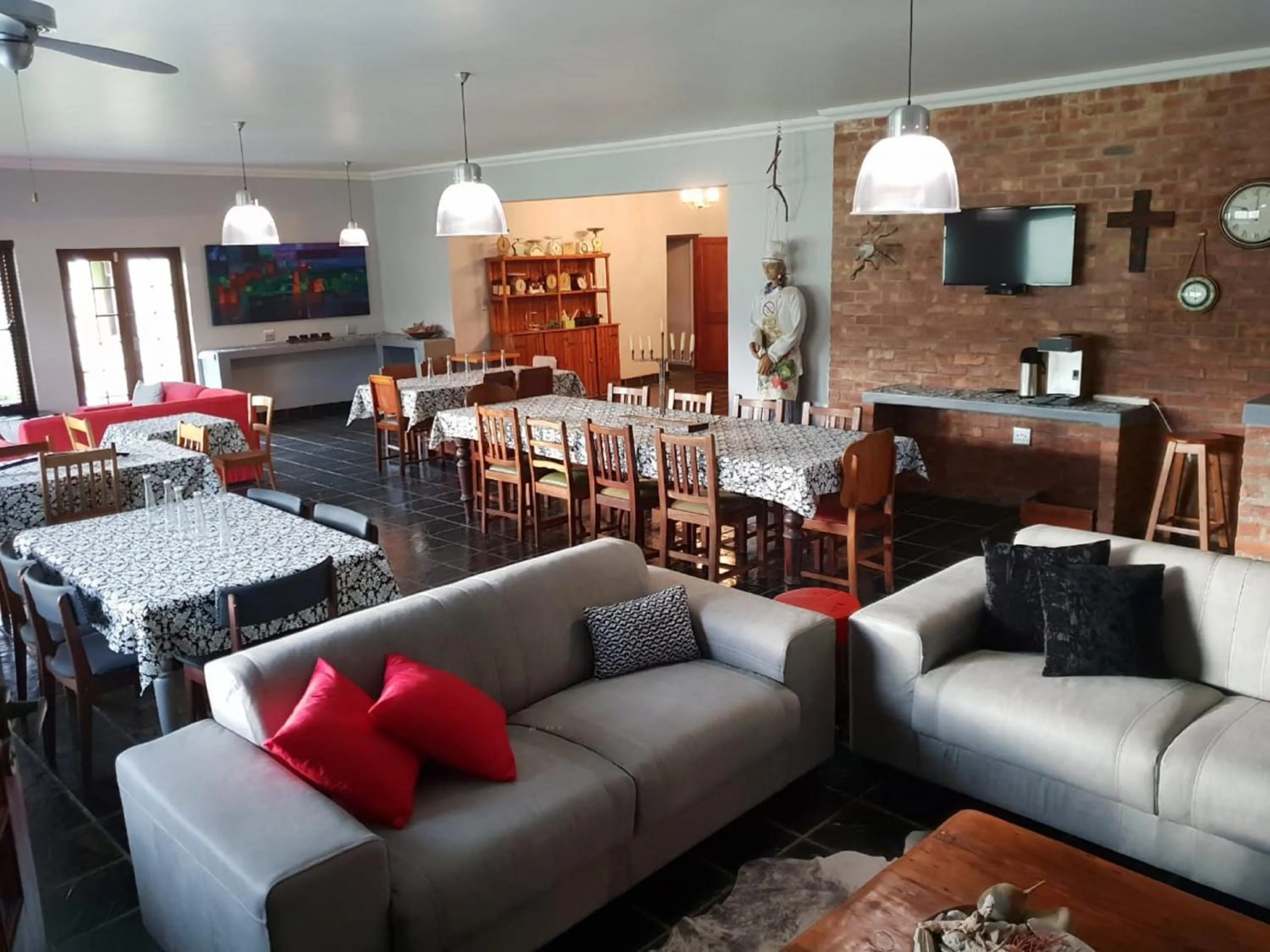 Communal lounge/ TV room in Port Del Mar Guesthouse