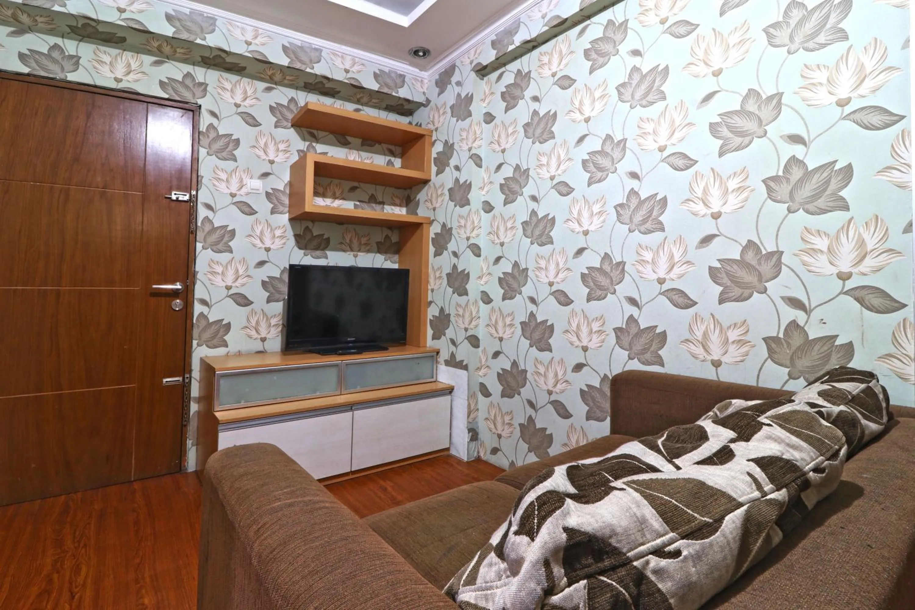 Communal lounge/ TV room in Inkubus Gateway Apartment Ahmad Yani by Ridwan