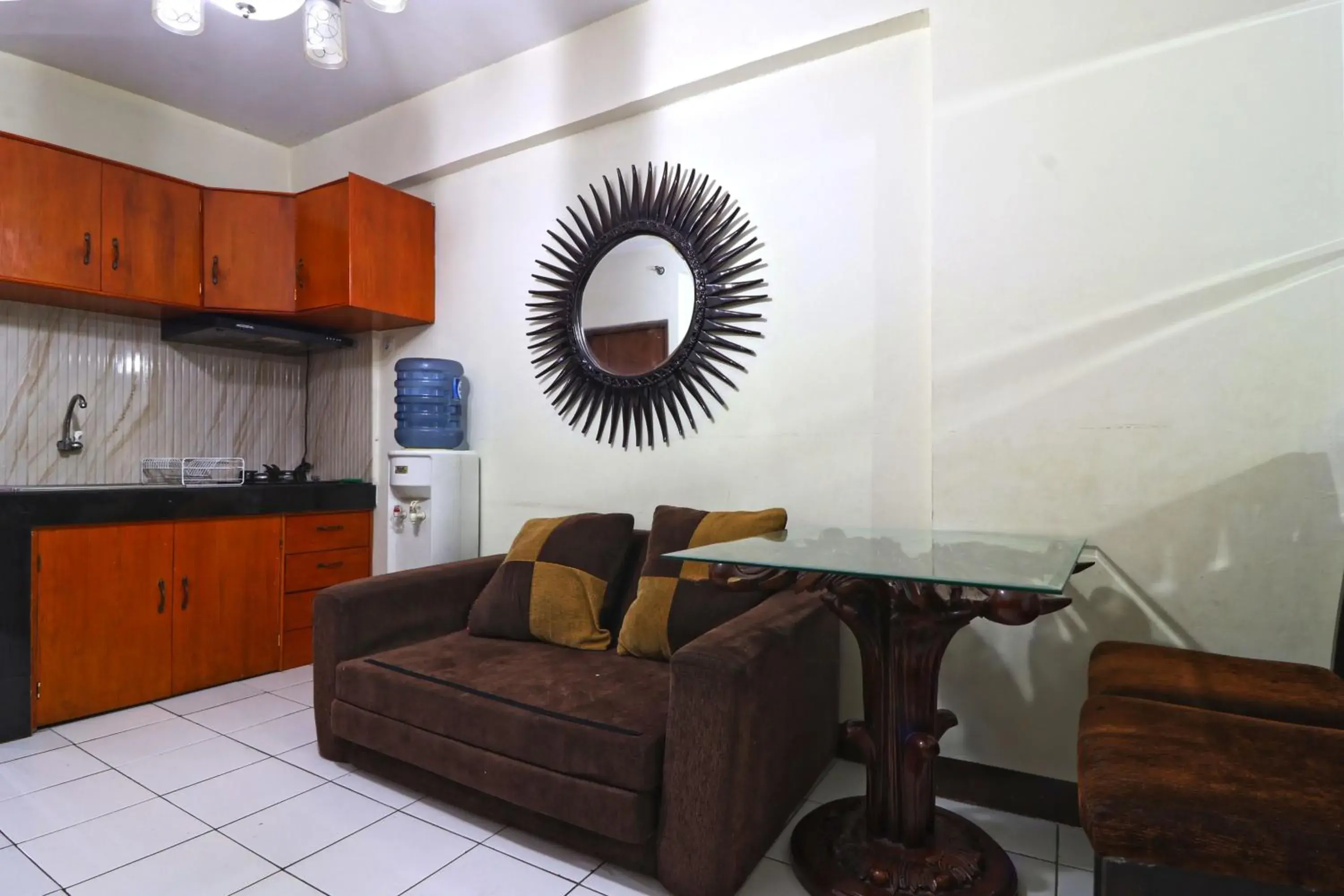 Living room in Inkubus Gateway Apartment Ahmad Yani by Ridwan Living room in Inkubus Gateway Apartment Ahmad Yani by Ridwan