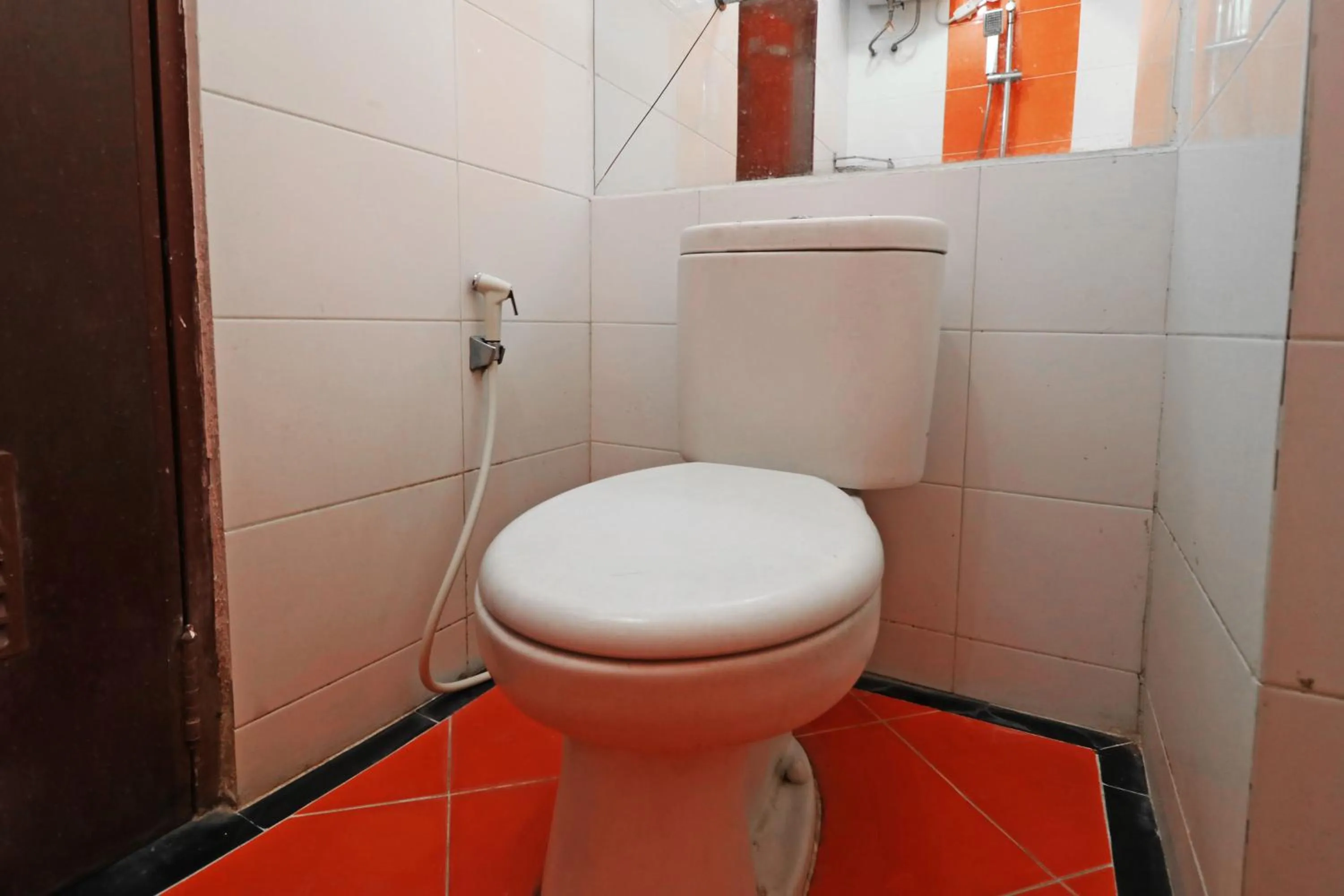 Toilet in Inkubus Gateway Apartment Ahmad Yani by Ridwan