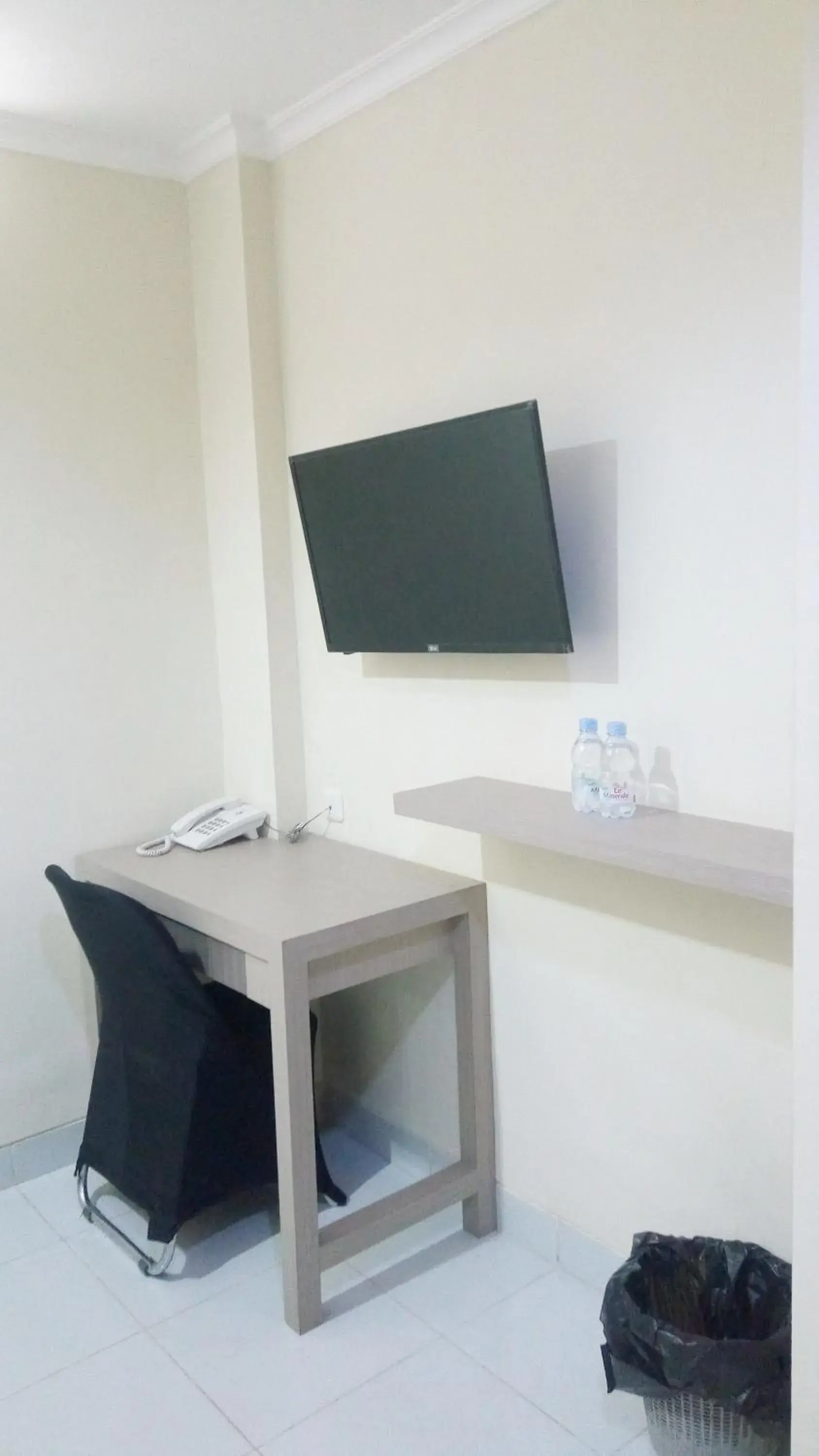 Deluxe Room in Ethan Hotel Cilincing Plaza Deluxe Room in Ethan Hotel Cilincing Plaza