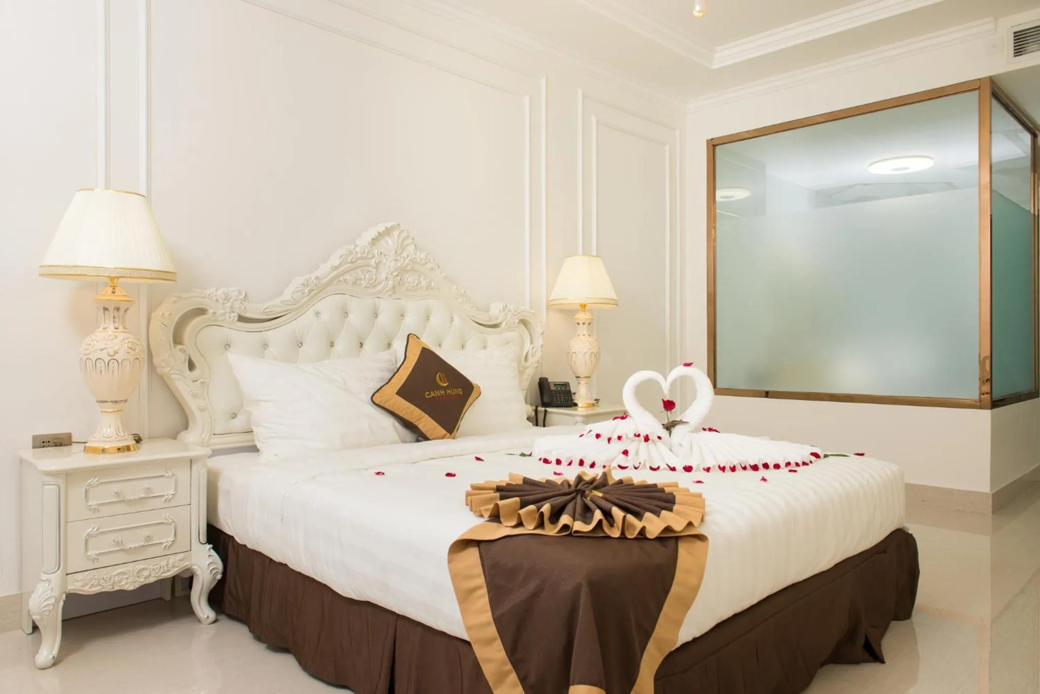 Bed in Canh Hung Palace