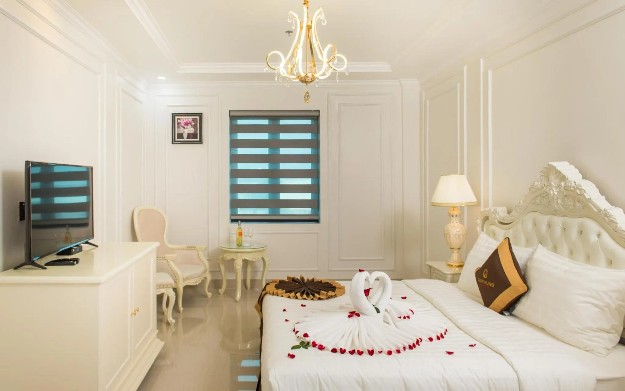 Bed in Canh Hung Palace