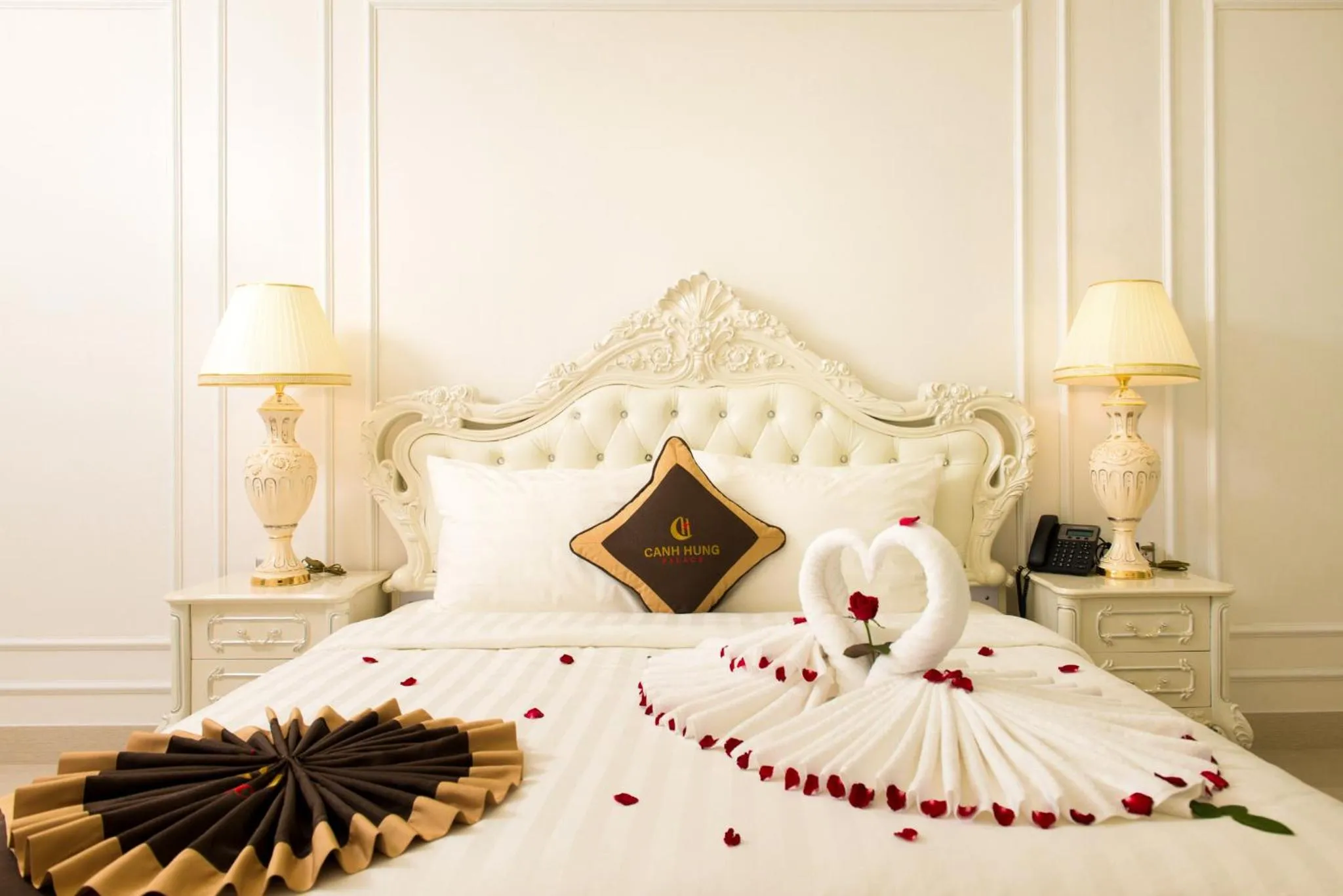 Bed in Canh Hung Palace