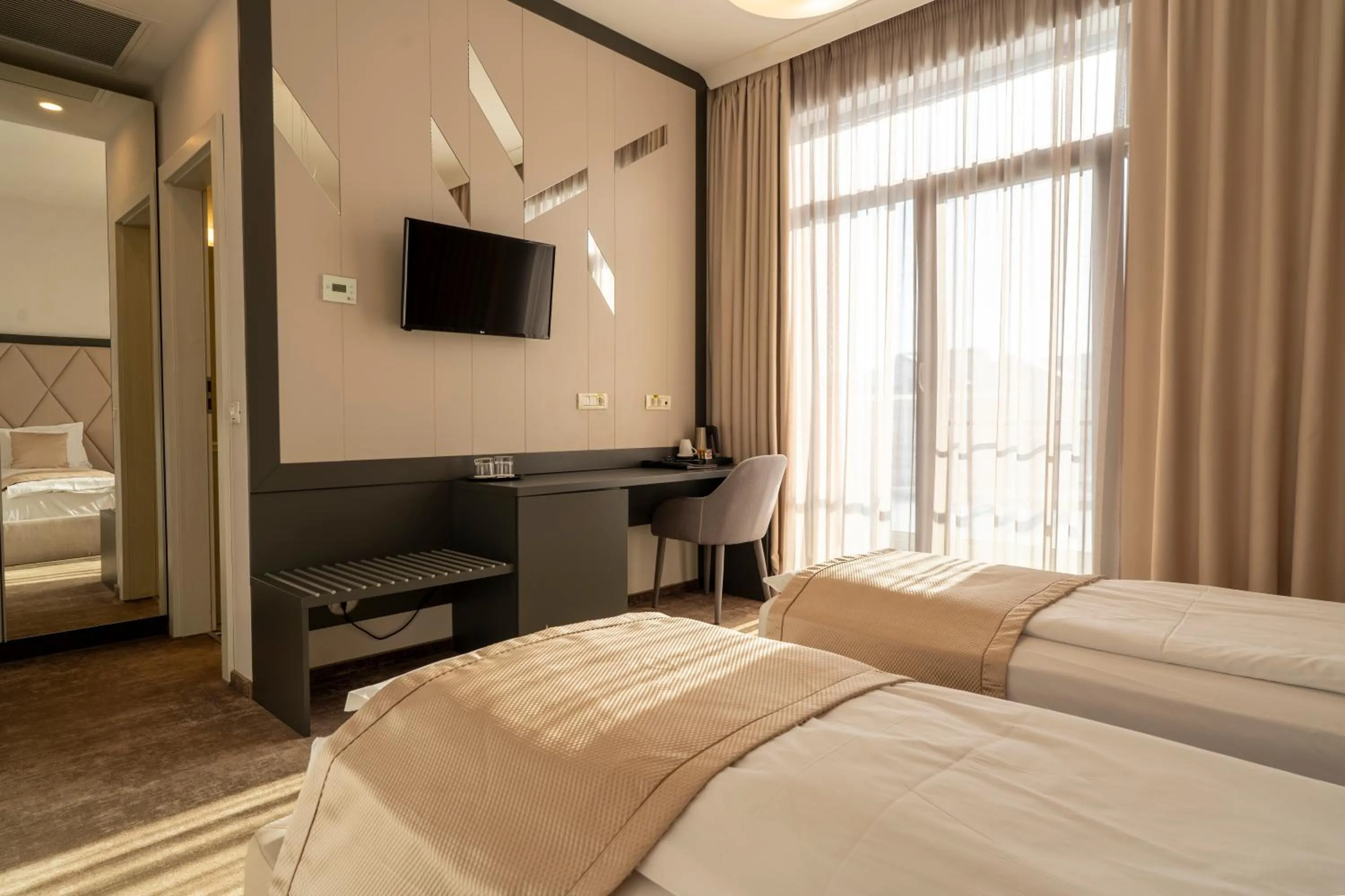 Photo of the whole room, Bed in Element