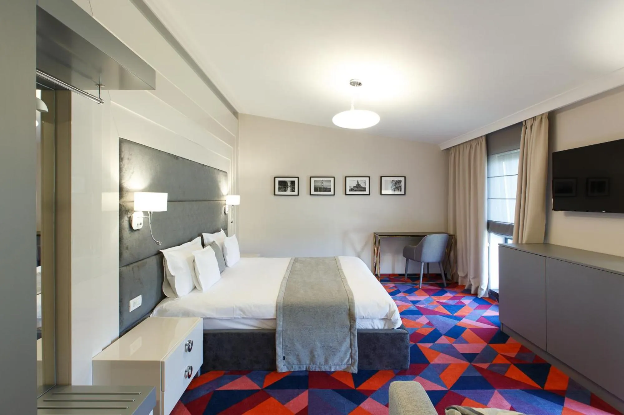 Photo of the whole room, Bed in Element