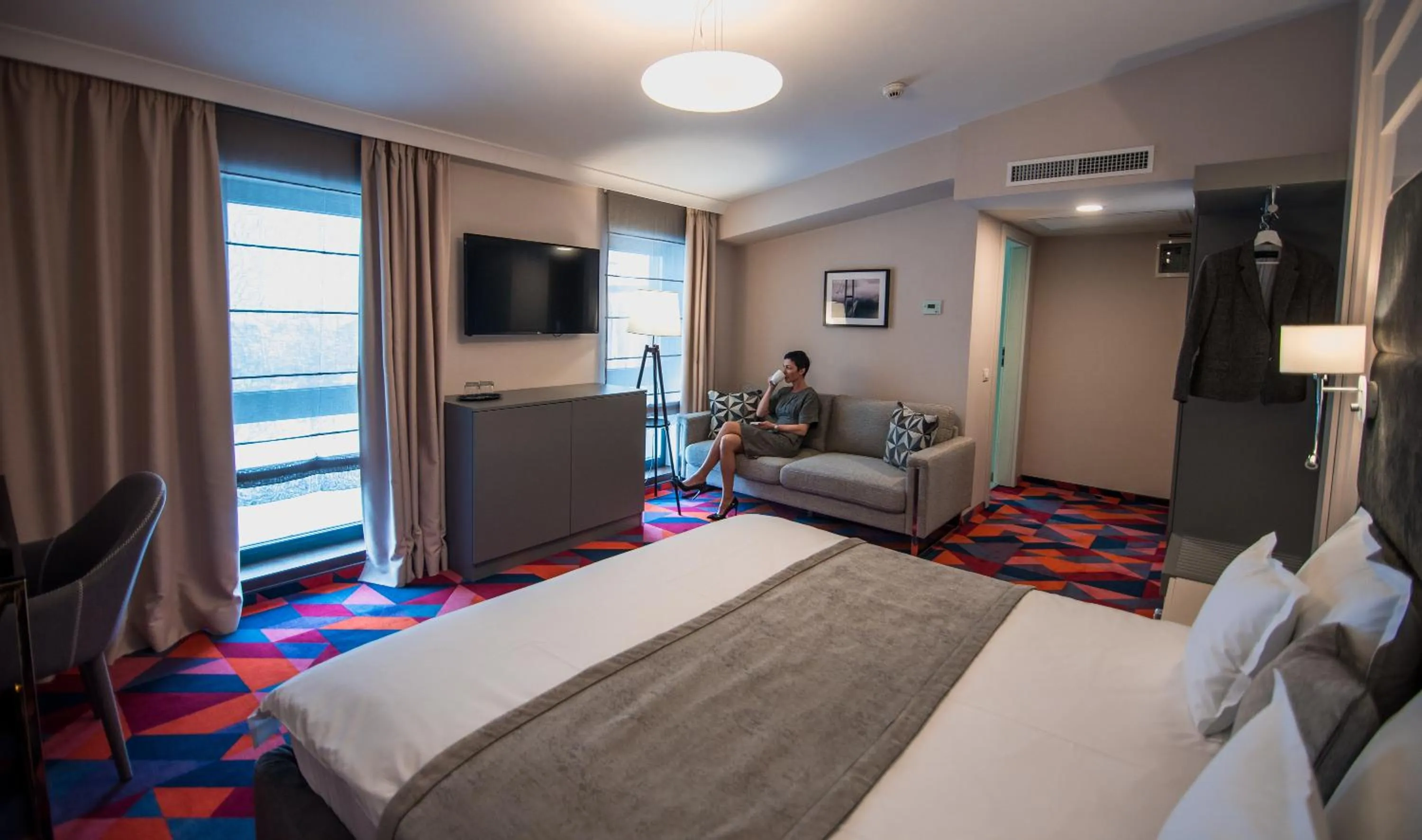 Photo of the whole room, Bed in Element