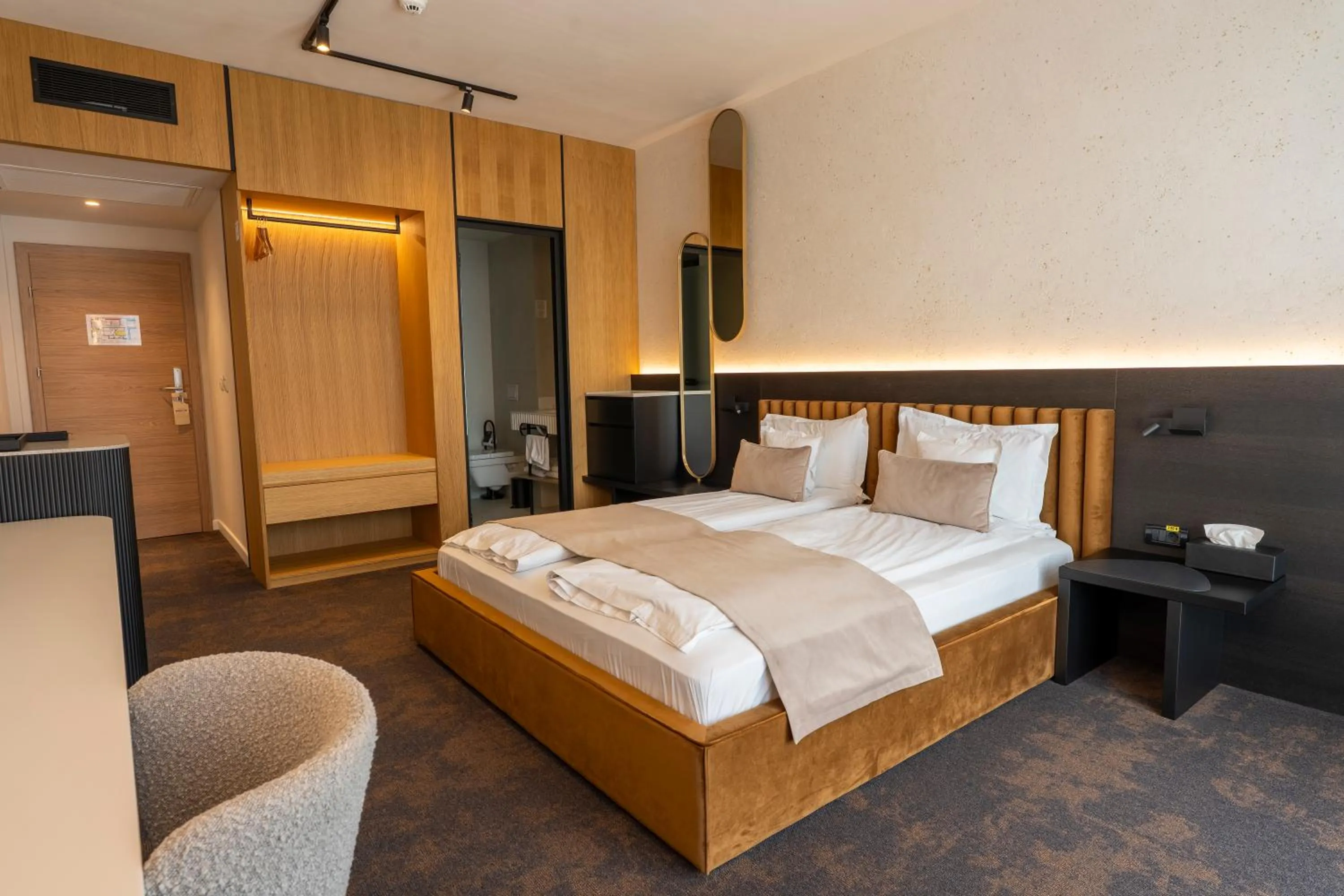 Photo of the whole room, Bed in Element