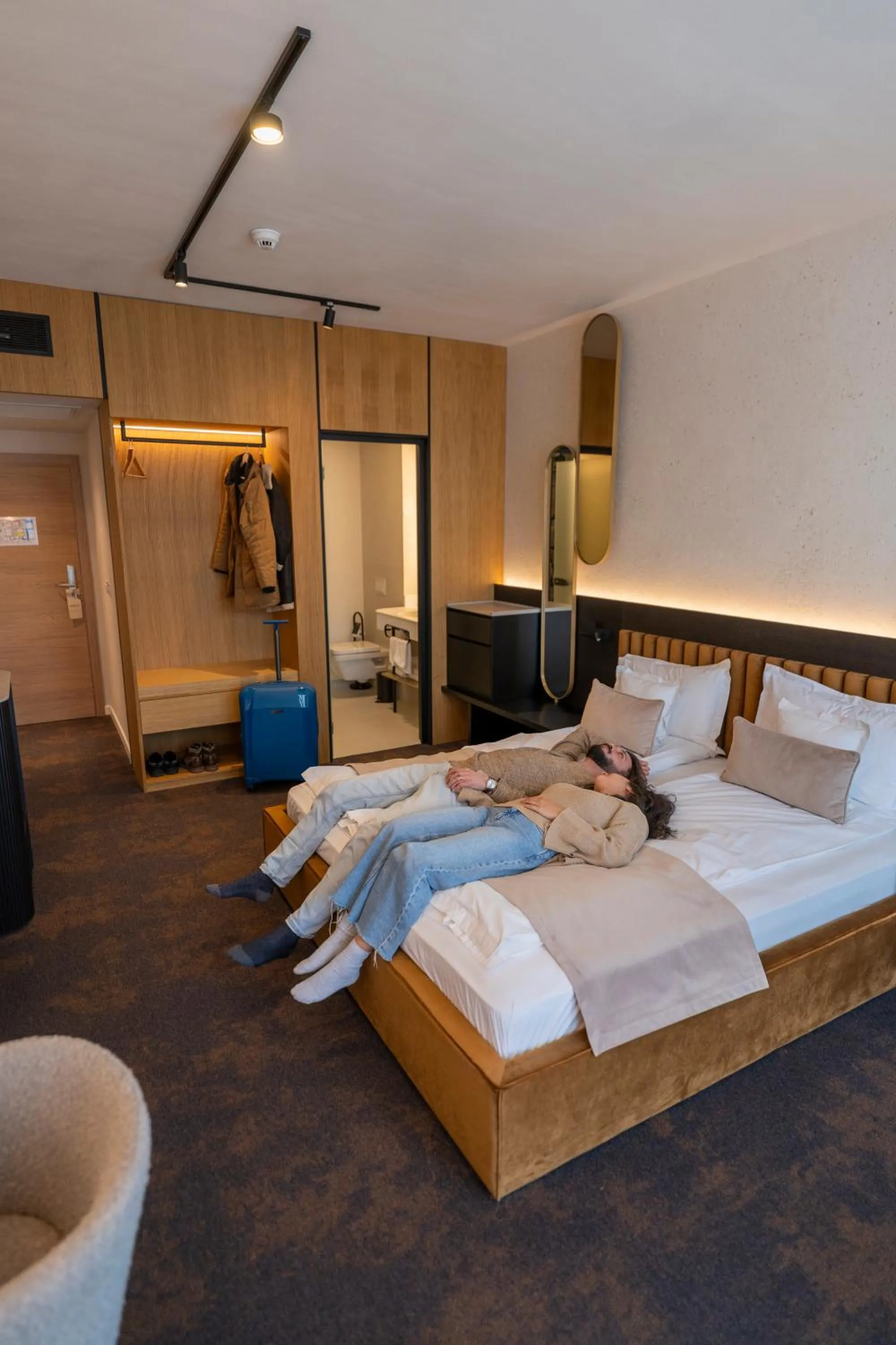 Photo of the whole room, Bed in Element