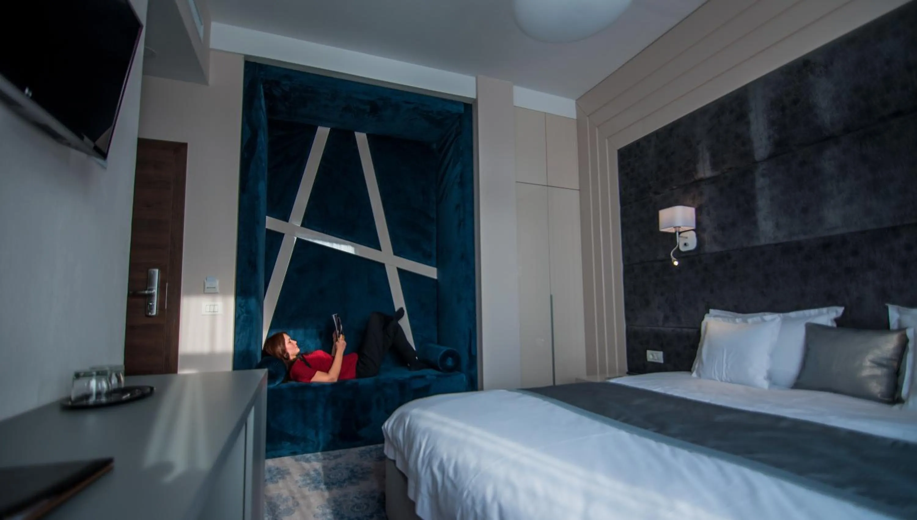 Photo of the whole room, Bed in Element