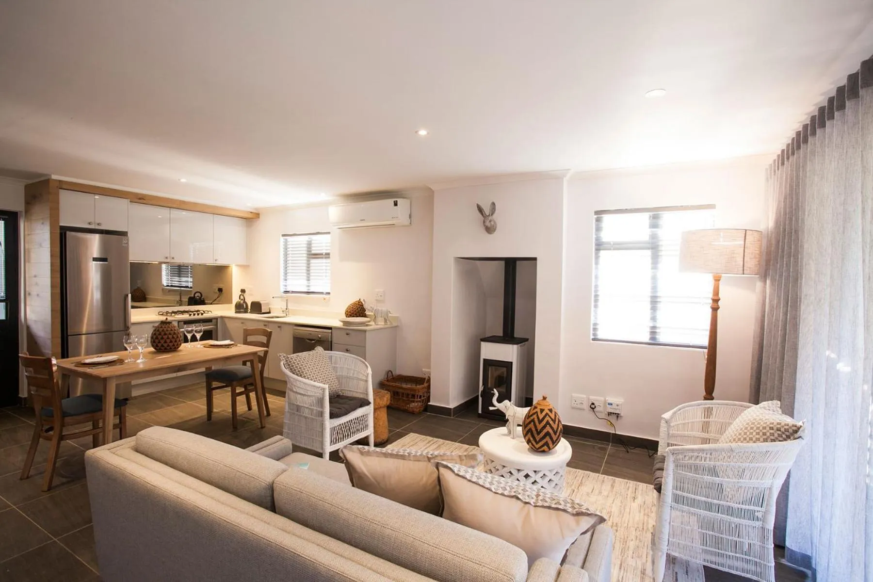 Photo of the whole room in Mont Angelis