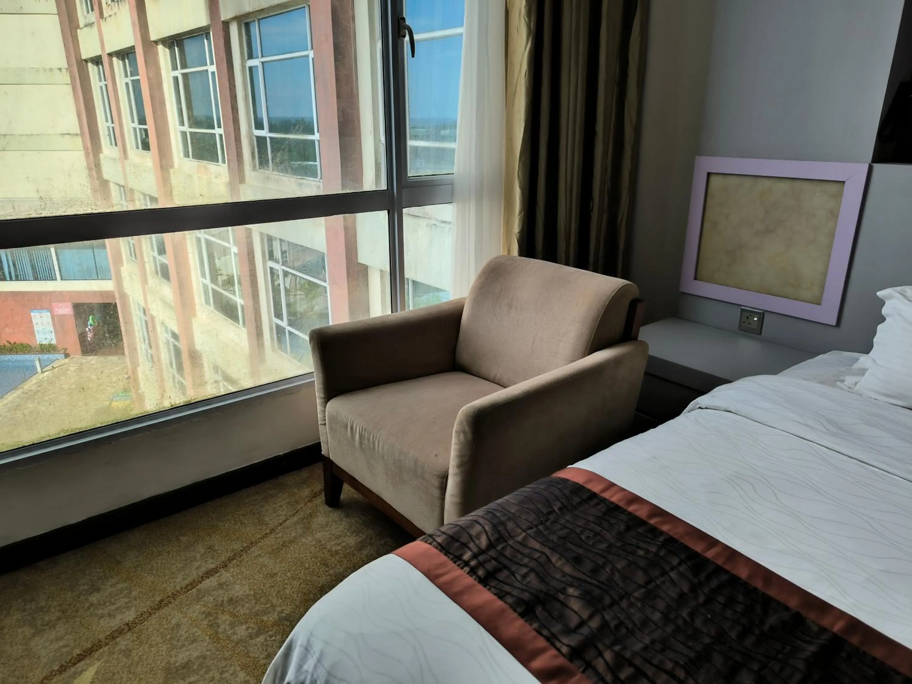 Seating area, Bed in Meritz Hotel