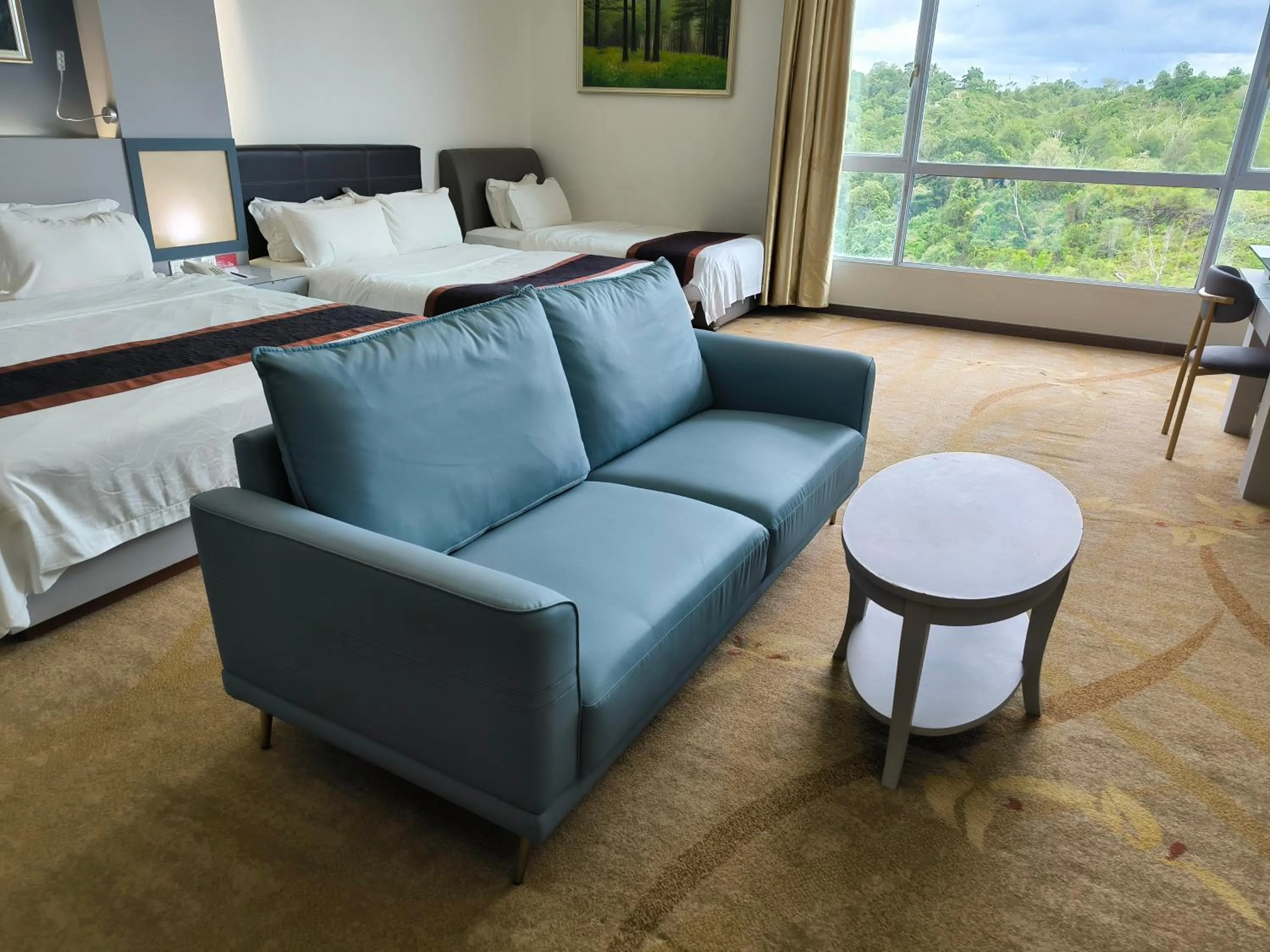 Seating area, Bed in Meritz Hotel