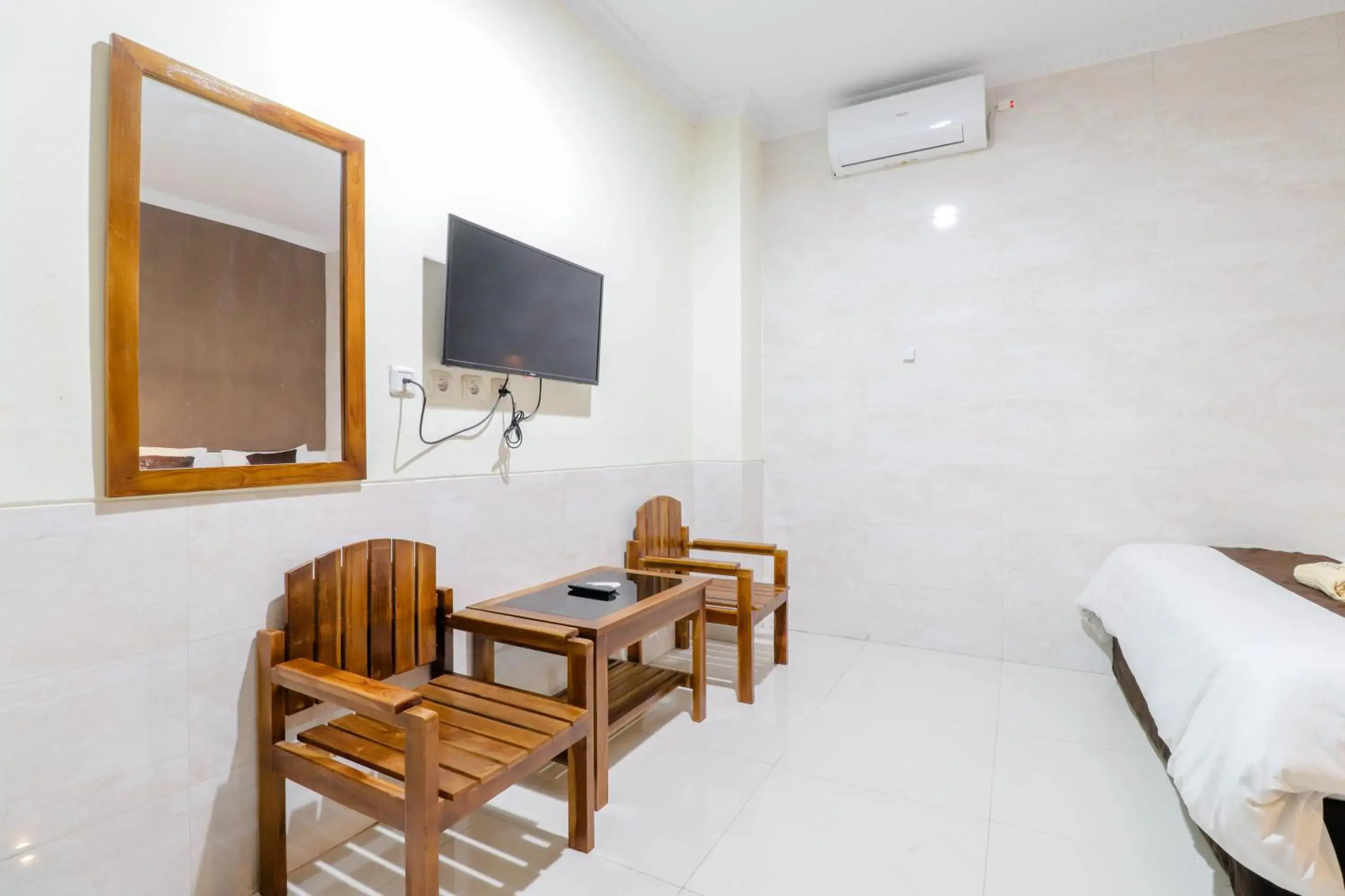 TV and multimedia, Bed in Hotel Safara Yogyakarta TV and multimedia, Bed in Hotel Safara Yogyakarta