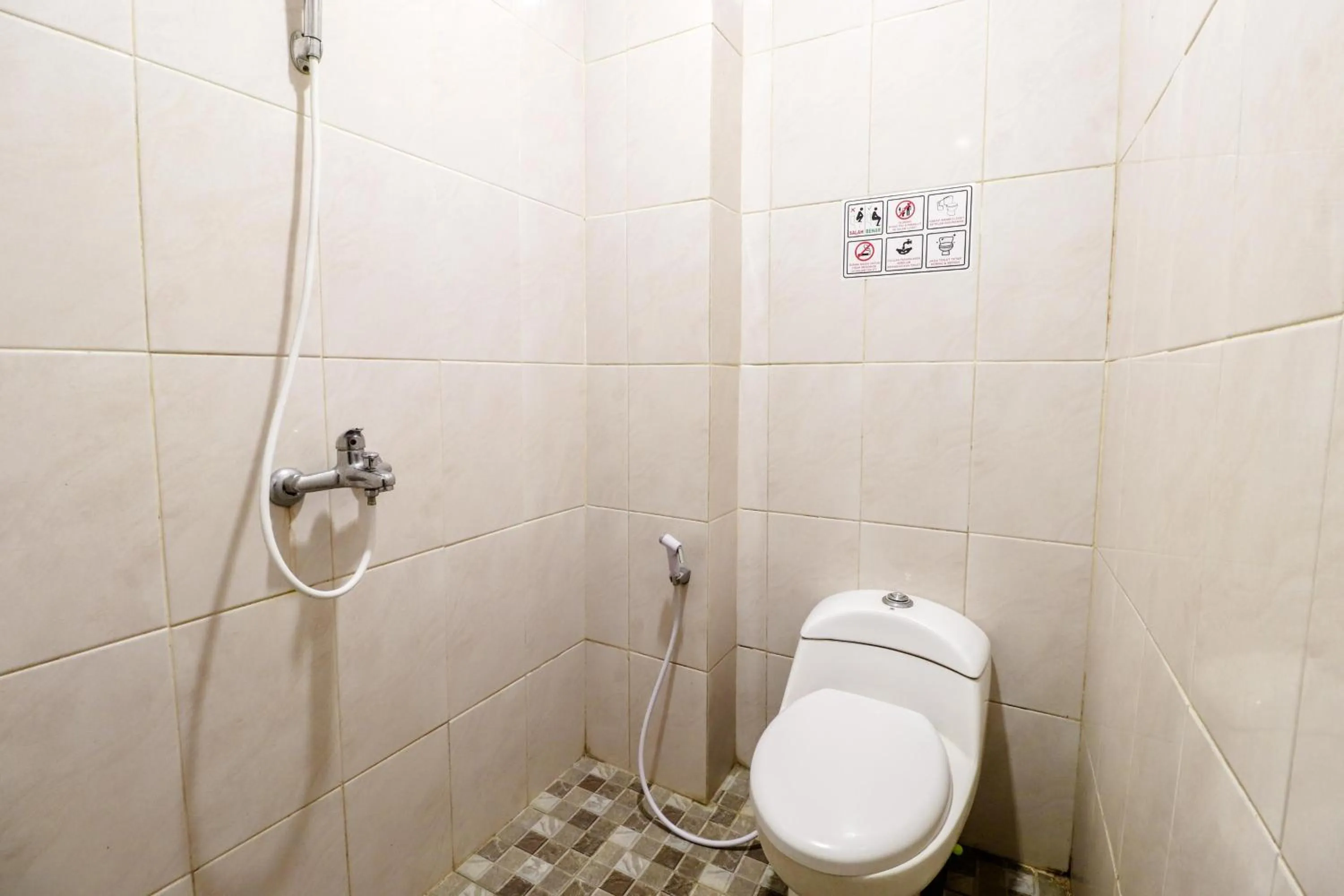 Shower in Hotel Safara Yogyakarta