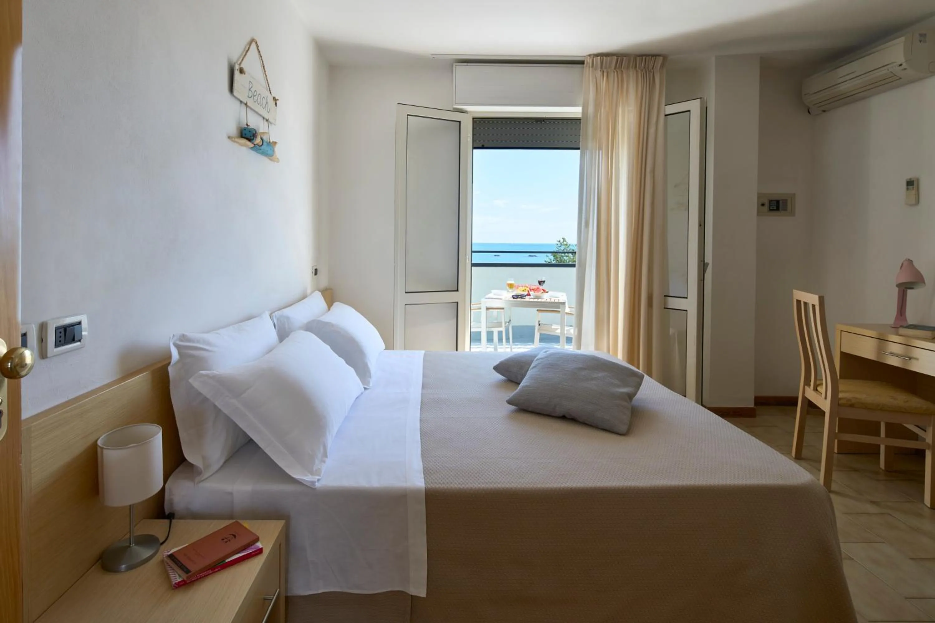 Sea view, Bed in Hotel Dolores