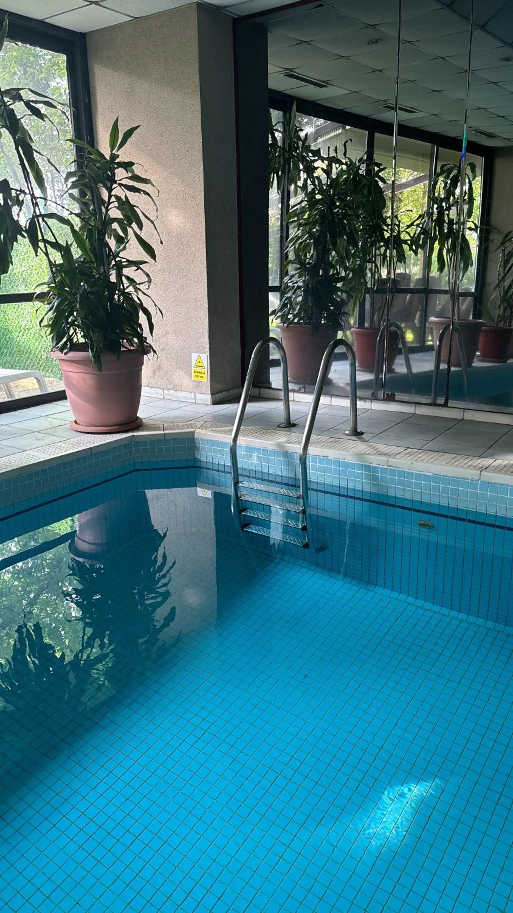 Swimming pool in Apart Hotel Best