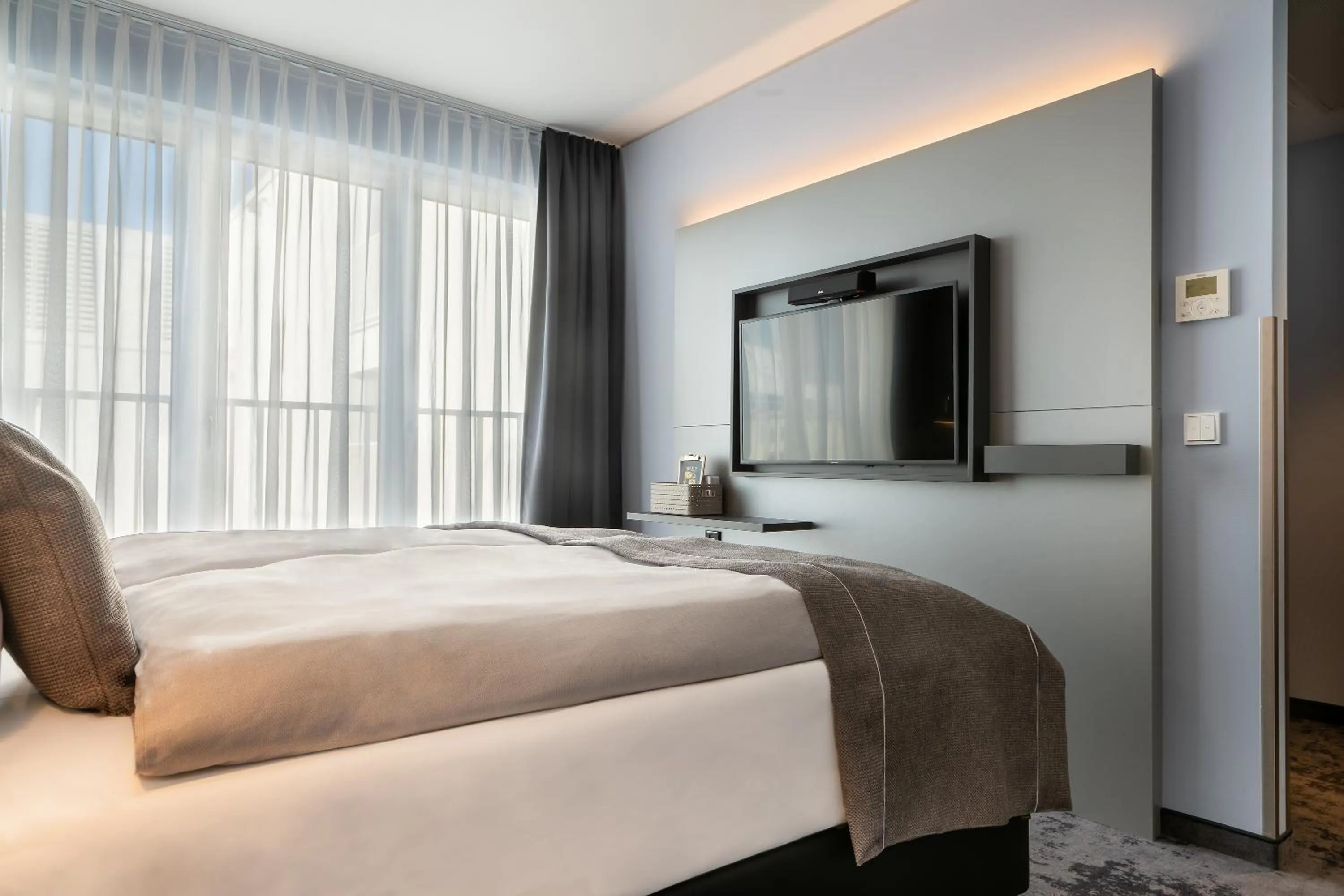 TV and multimedia, Bed in Holiday Inn - the niu, Charly Frankfurt City by IHG