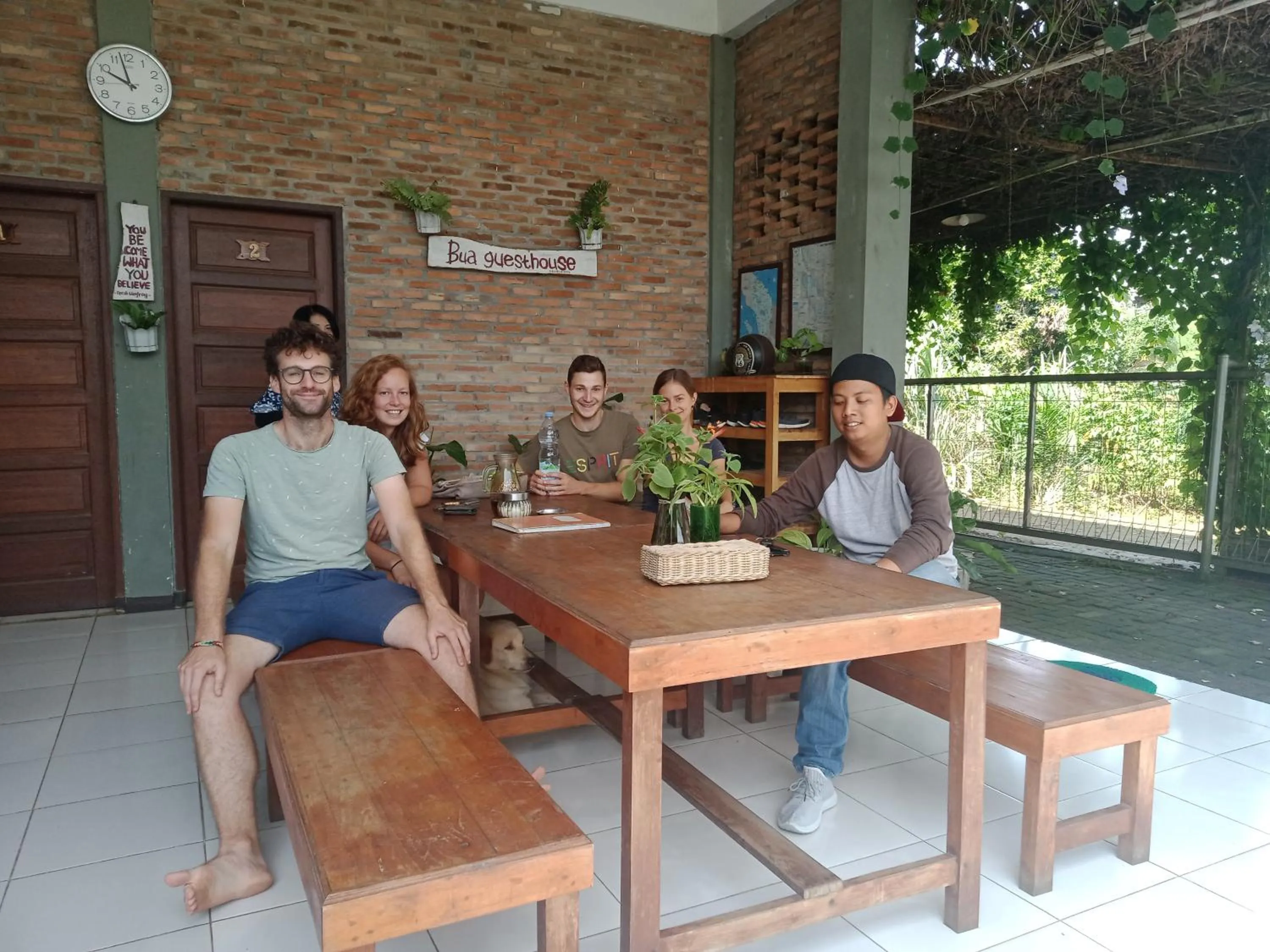 Restaurant/places to eat in Bua Guest House